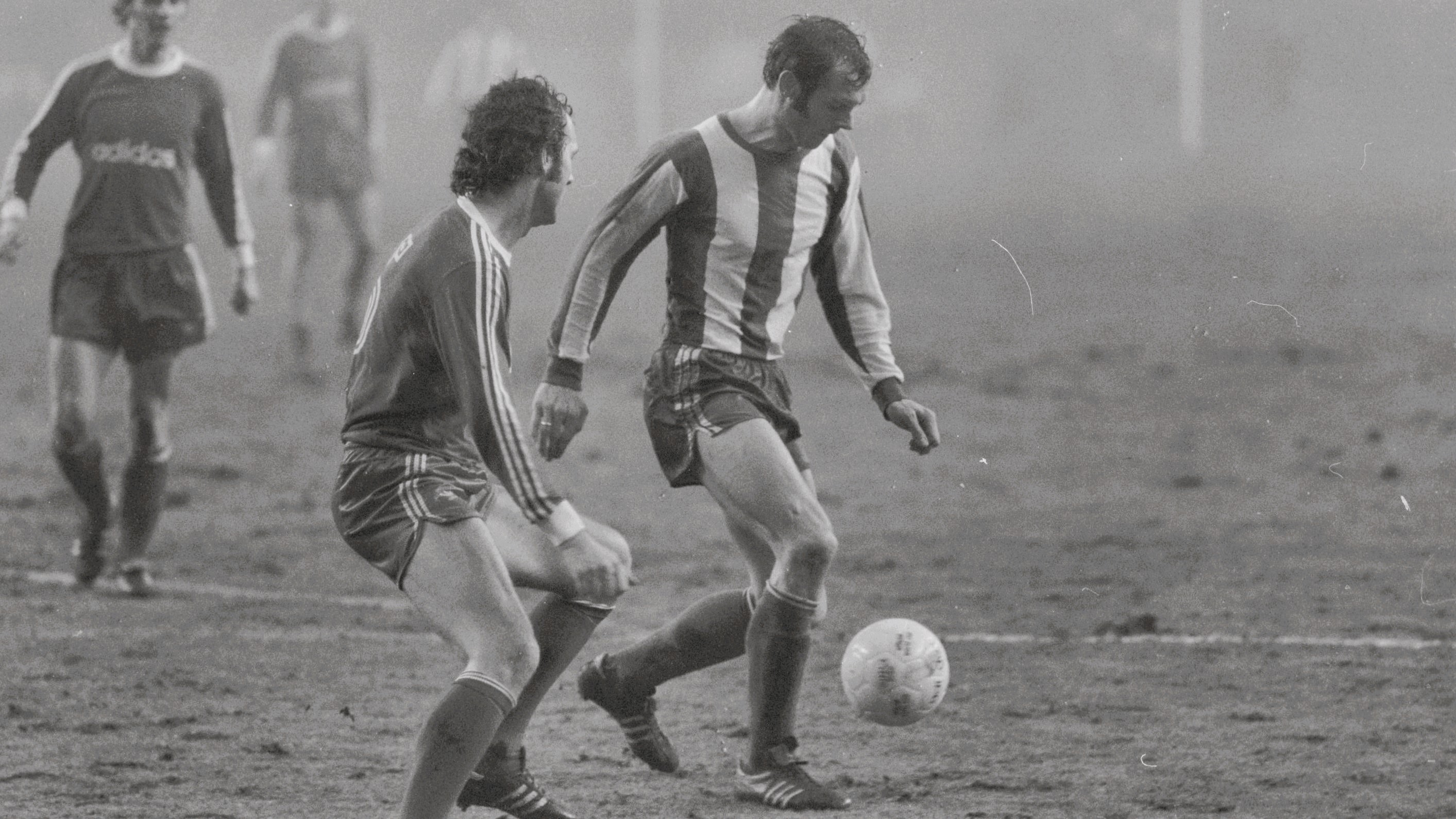 Erwin Hermandung im Duell mit Franz Beckenbauer.