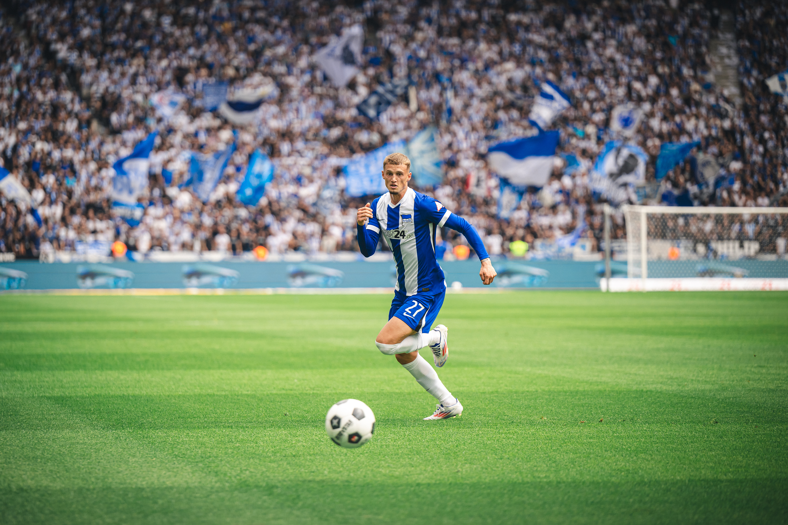 Michaël Cuisance führt den Ball.