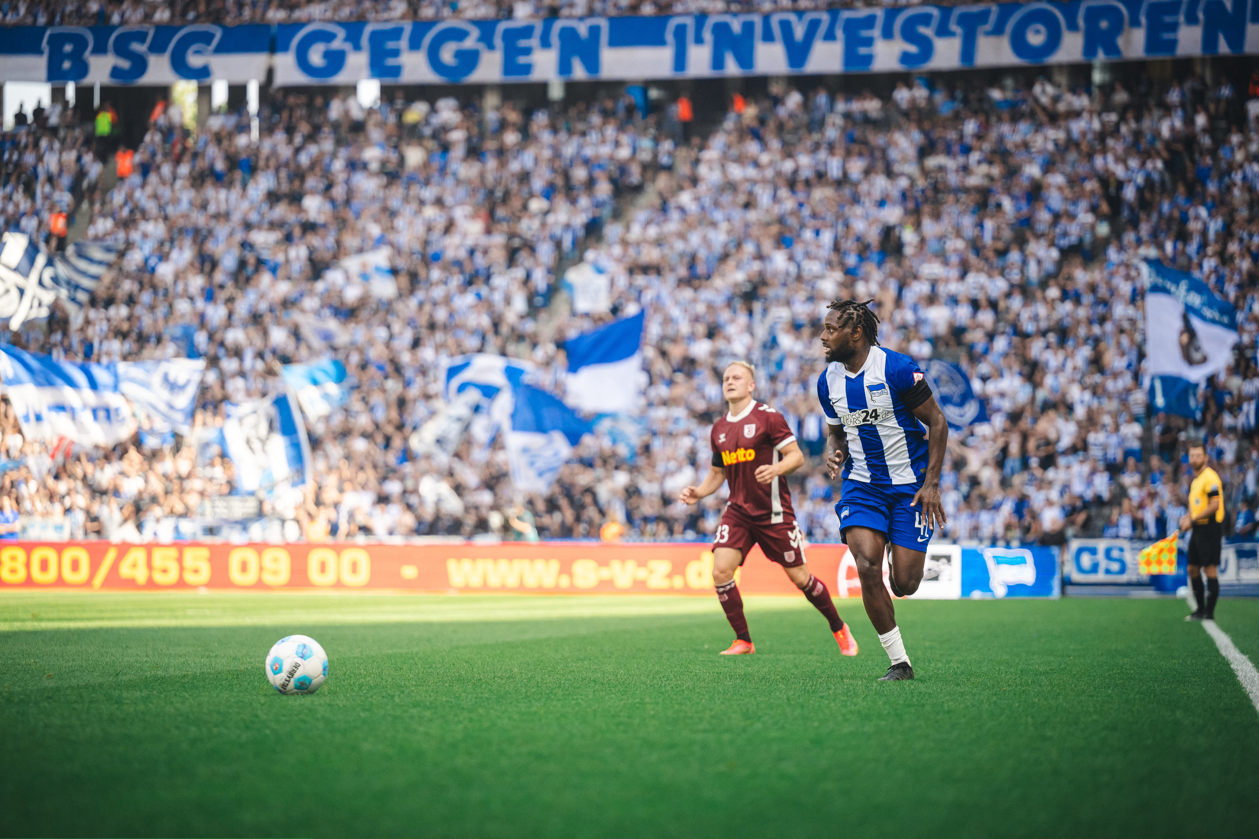 Späte Tore gegen Regensburg: Hertha holt ersten Saisonsieg!