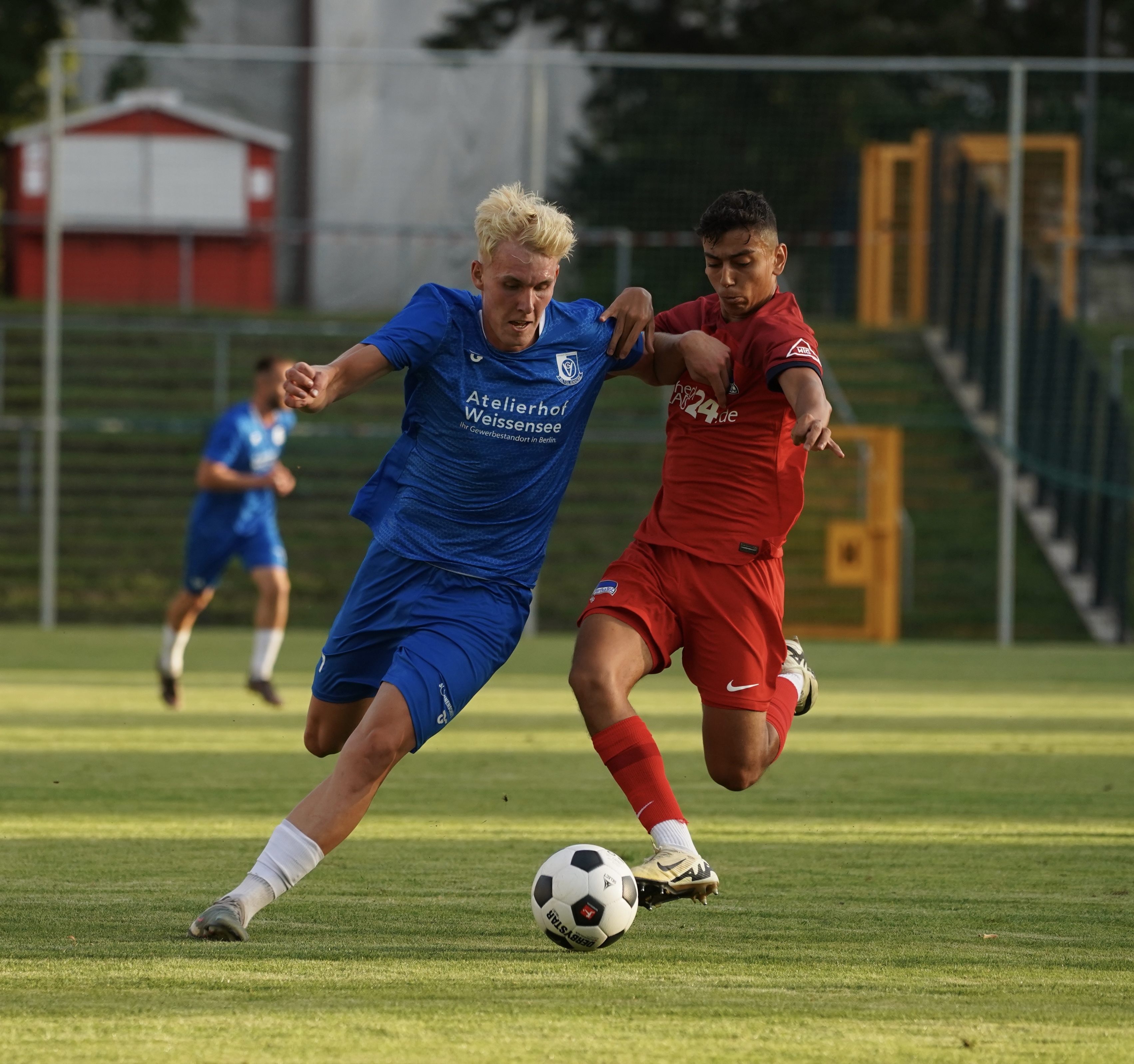 Eliyas Strasner im Zweikampf mit einem Gegenspieler.