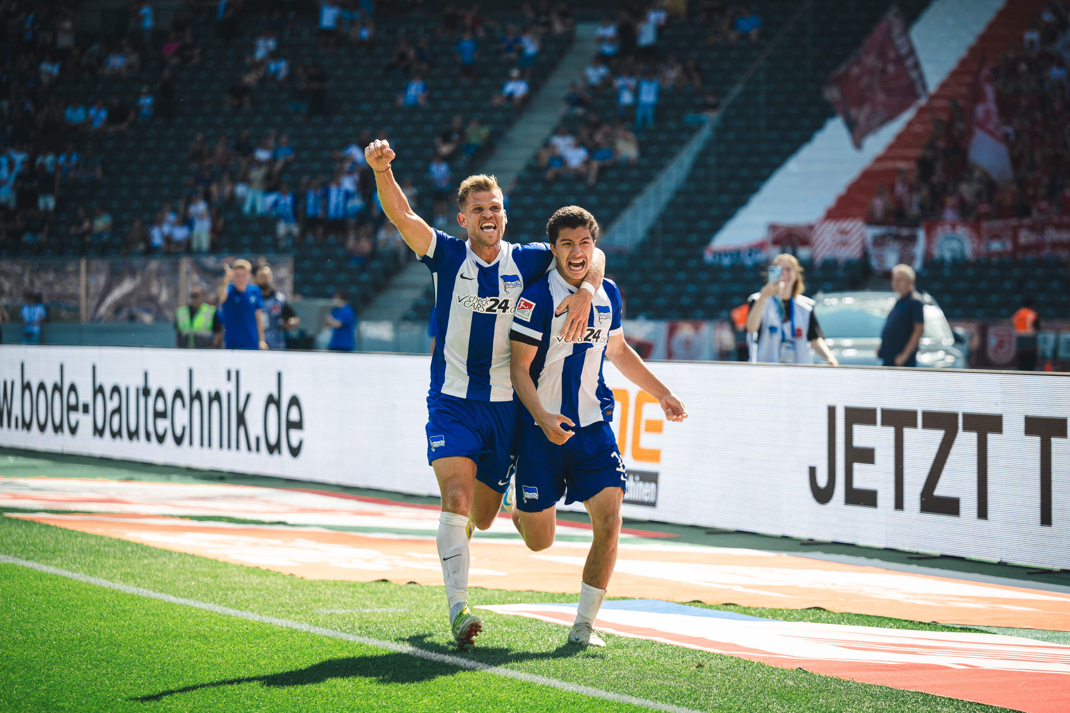 Florian Niederlechner und Ibrahim Maza bejubeln ein Tor.