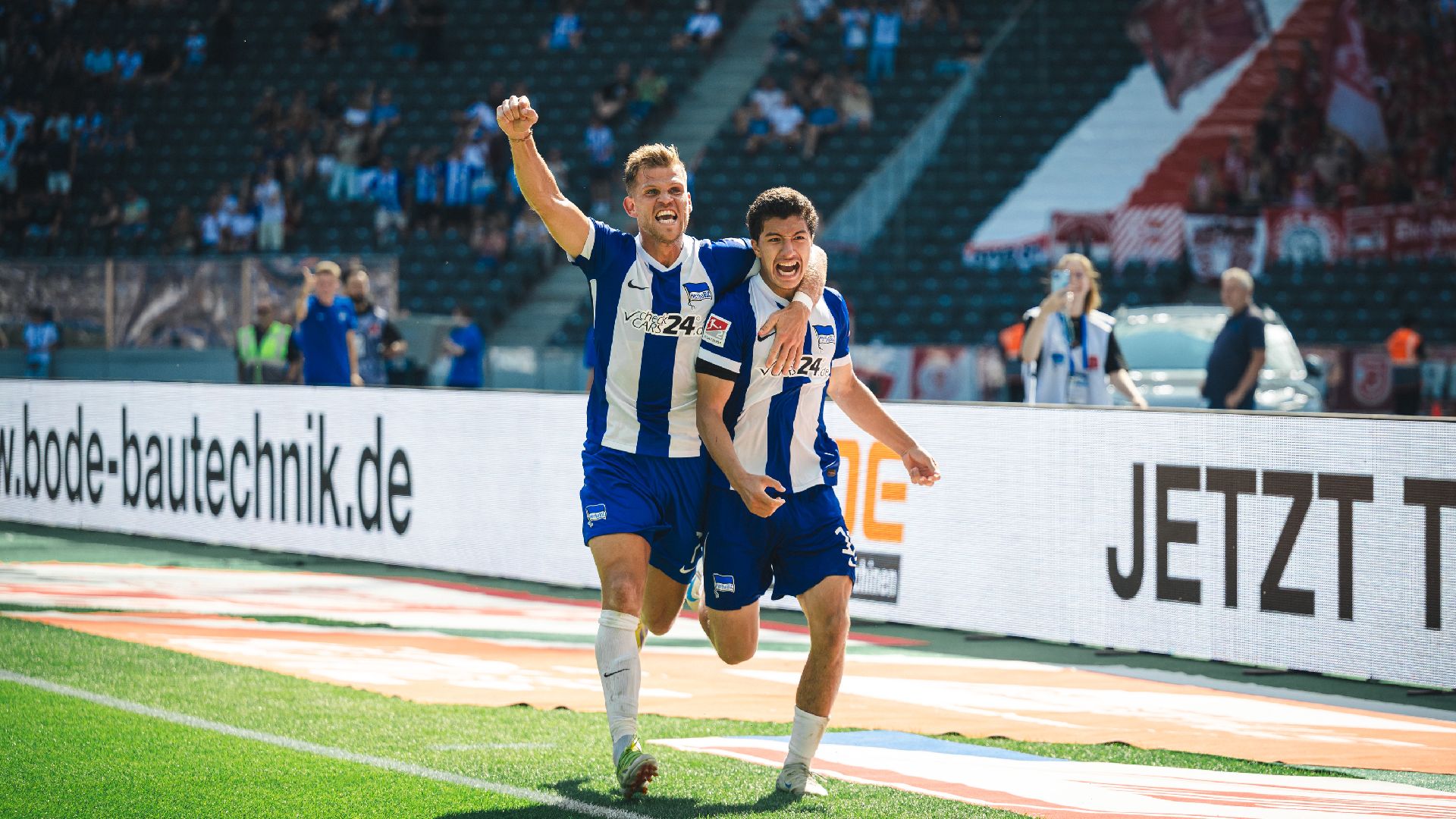 Florian Niederlechner und Ibrahim Maza bejubeln ein Tor.
