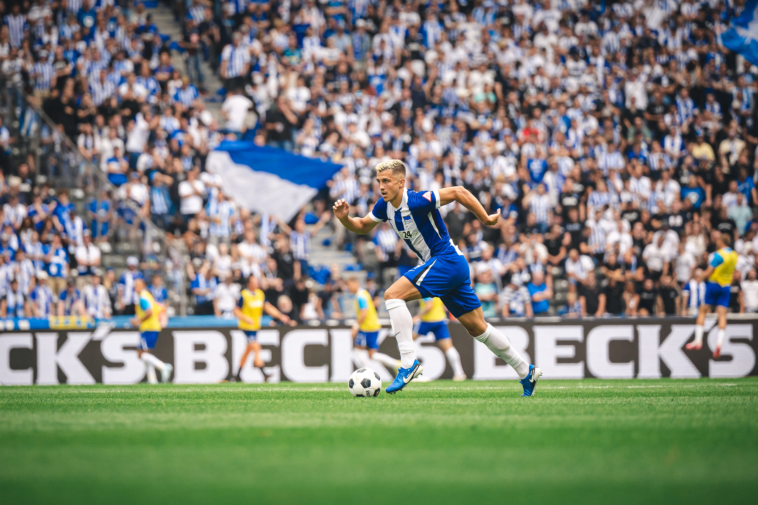 Marc Kempf führt den Ball.