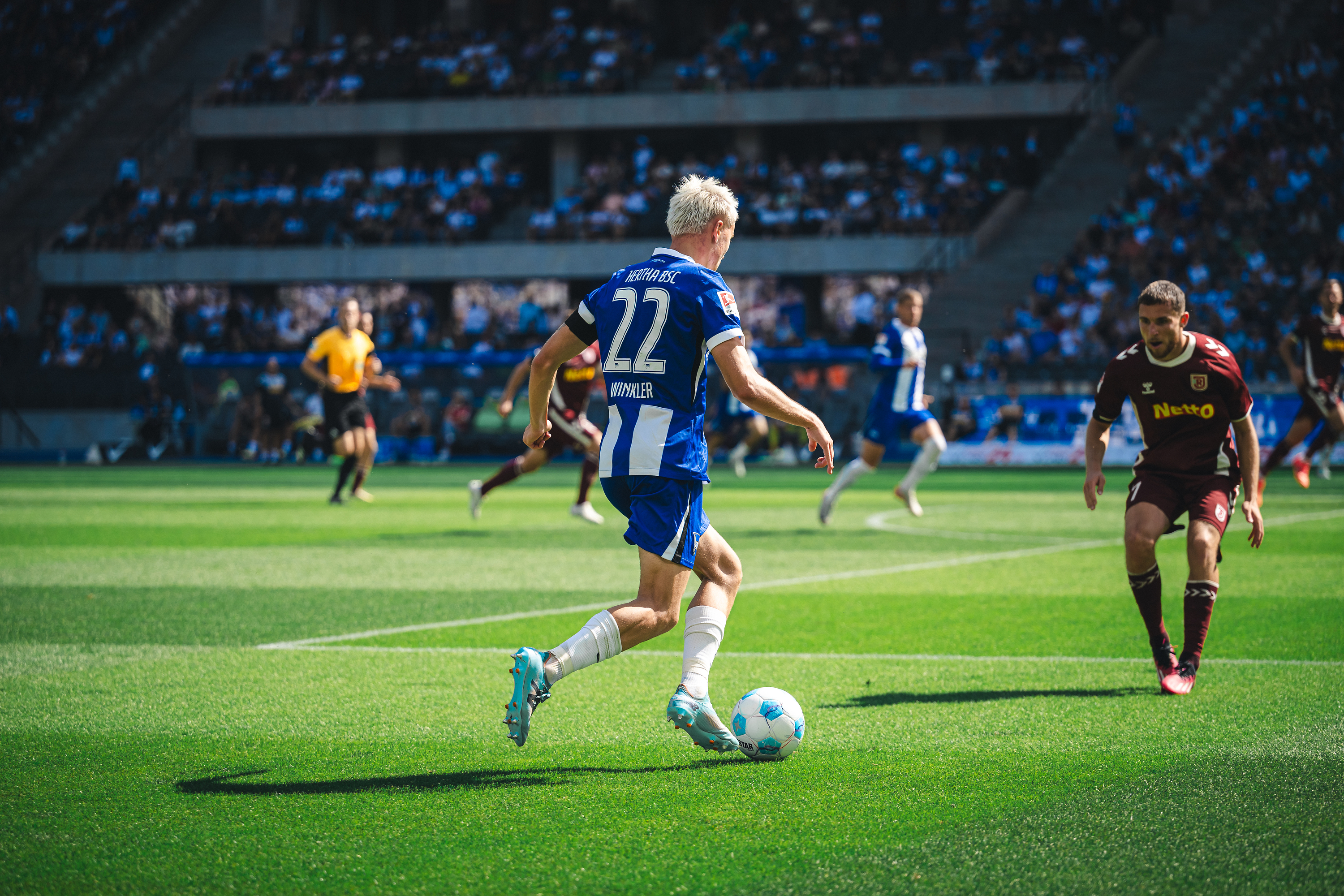 Marten Winkler geht gegen Regensburg ins Dribbling.