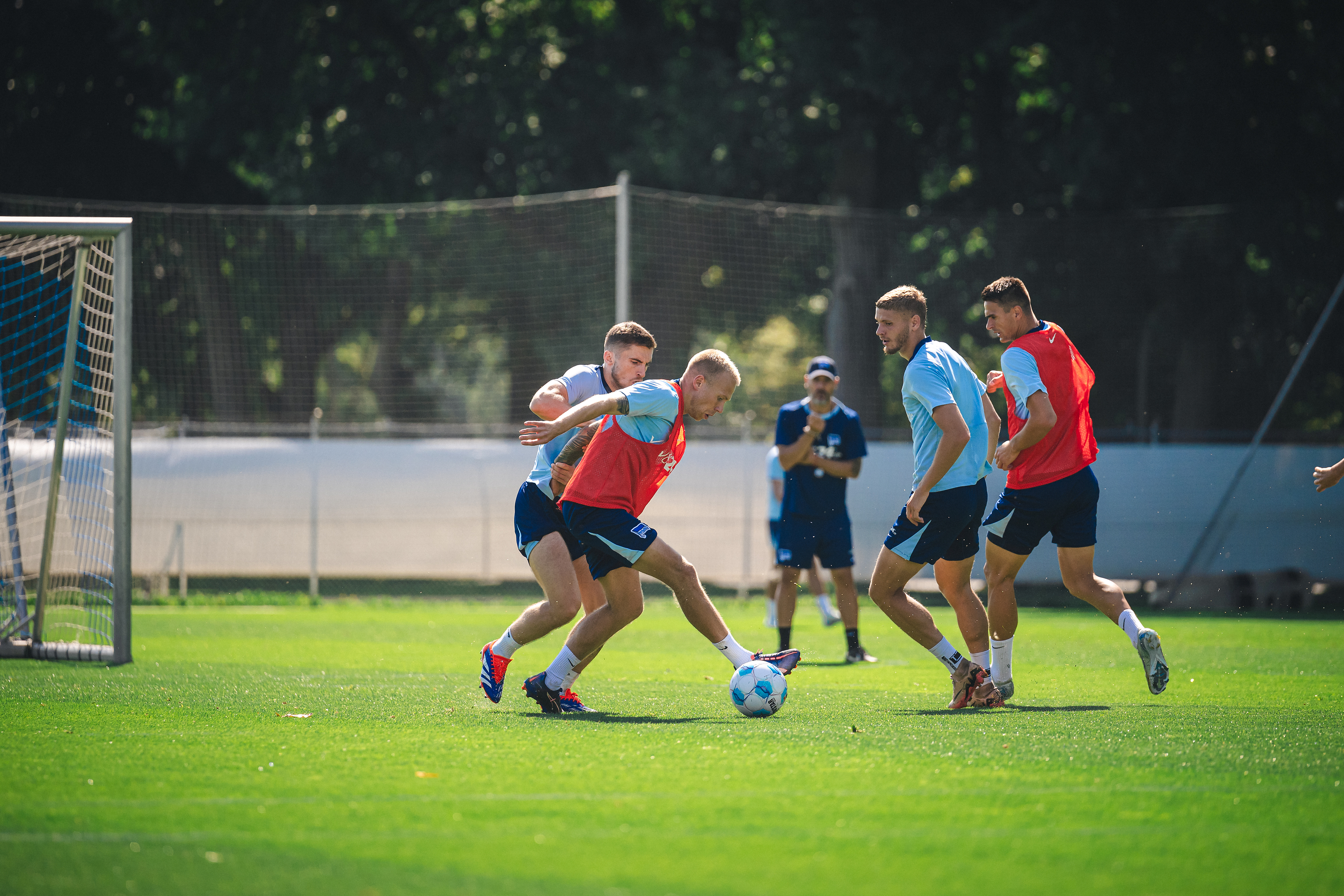 Jón Dagur Thorsteinsson beim Training im Zweikampf mit Jonjoe Kenny.