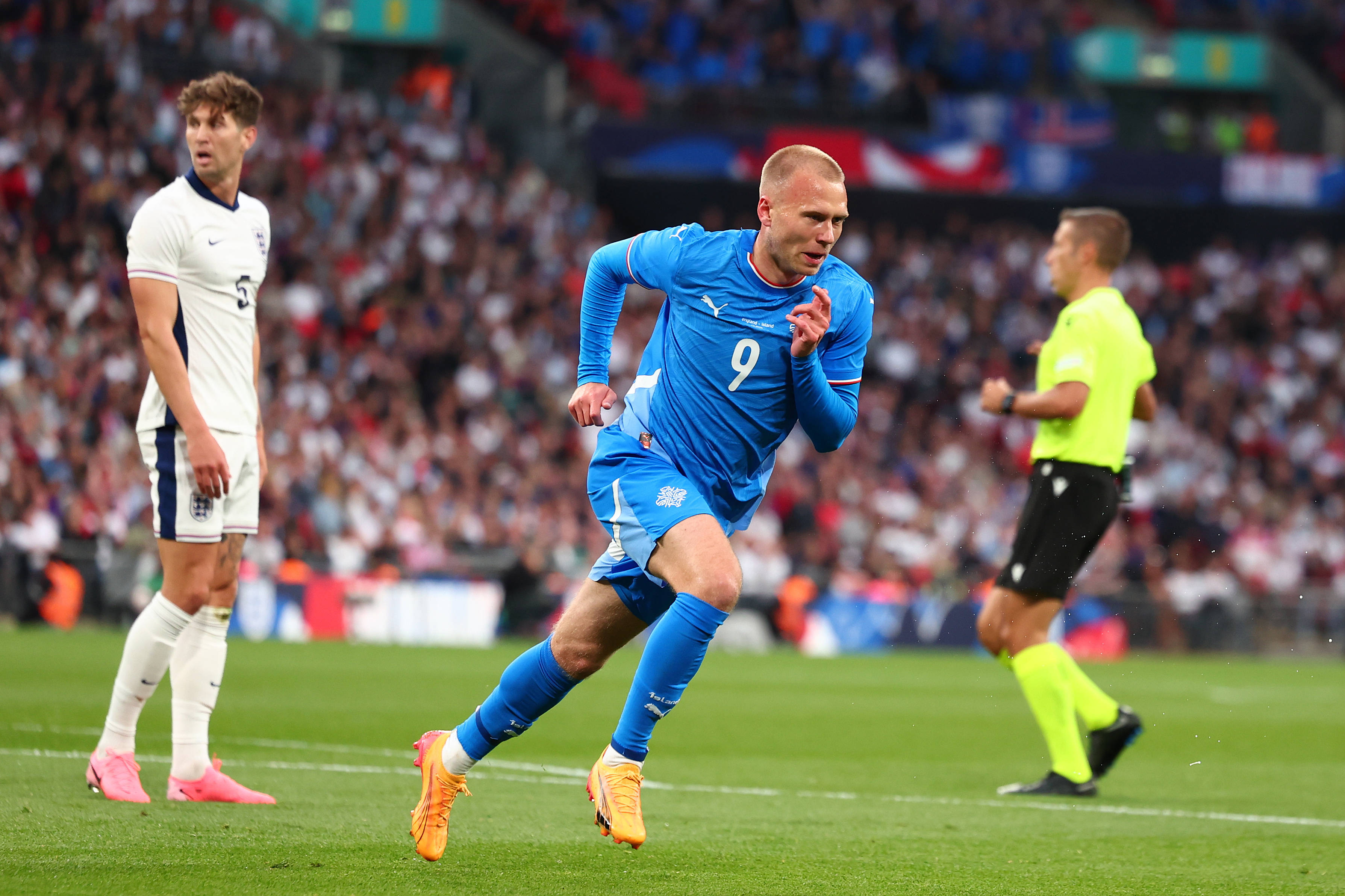 Jón Dagur Thorsteinsson bejubelt einen Treffer im Länderspiel gegen England.