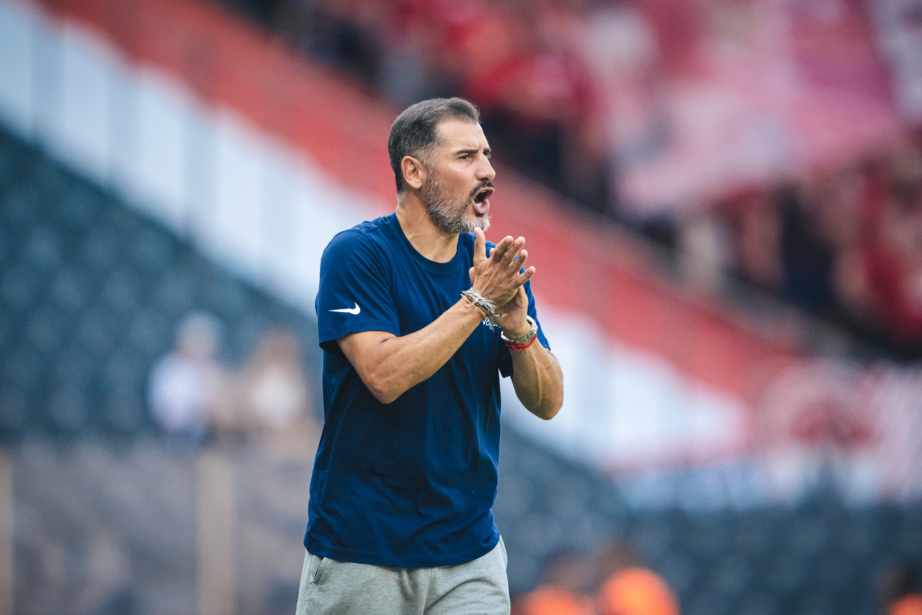 Cristian Fiél gibt Kommandos an der Seitenlinie.