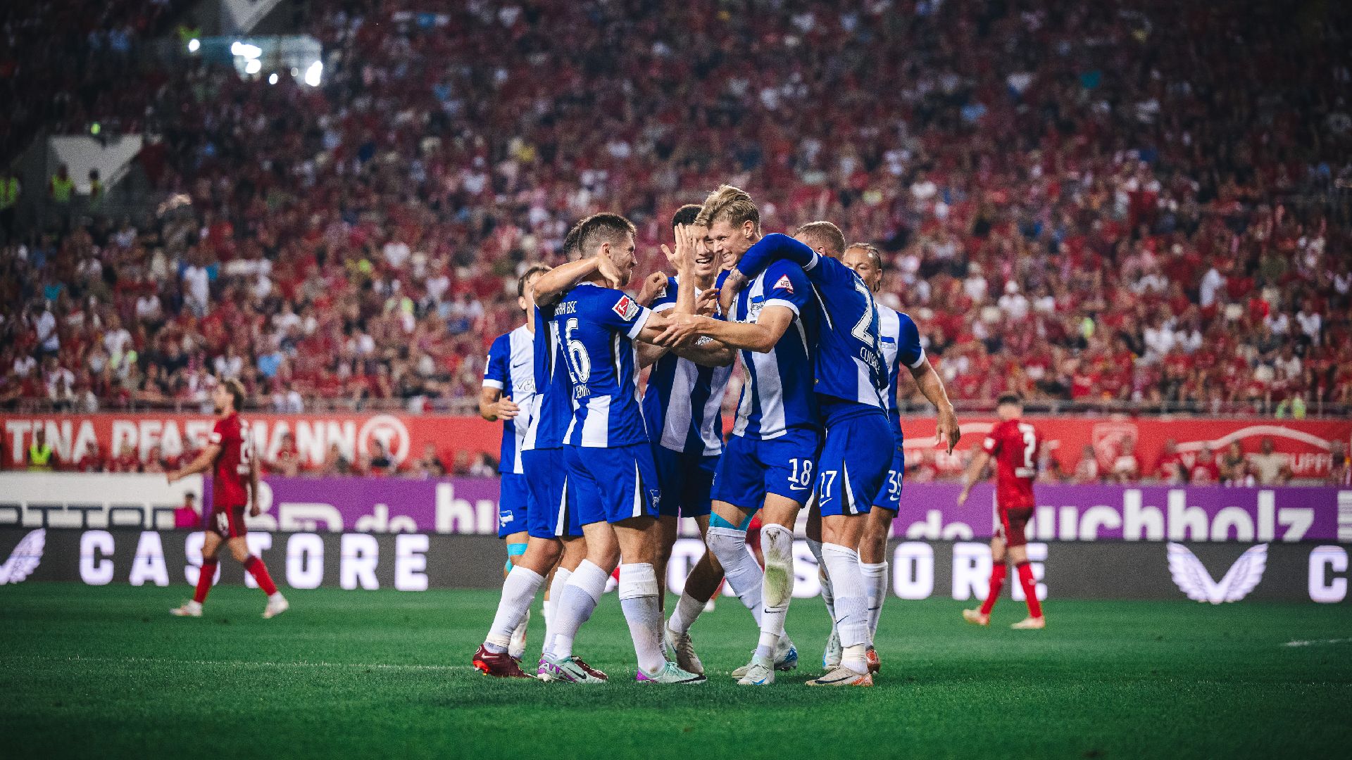 Unsere Jungs bejubeln ihren Führungstreffer zum 1:0.