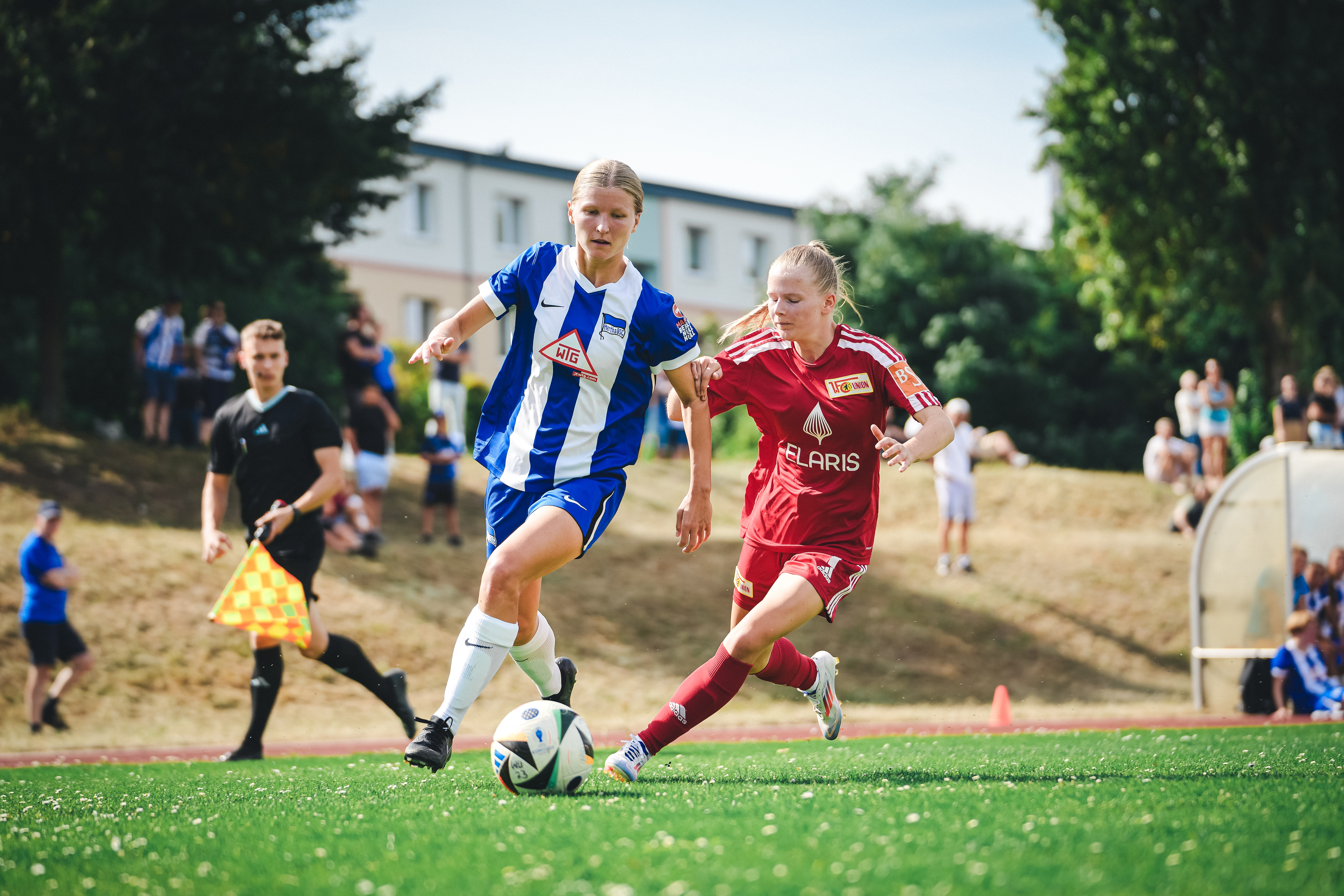 Lilli Genthe im Zweikampf mit einer Gegenspielerin.