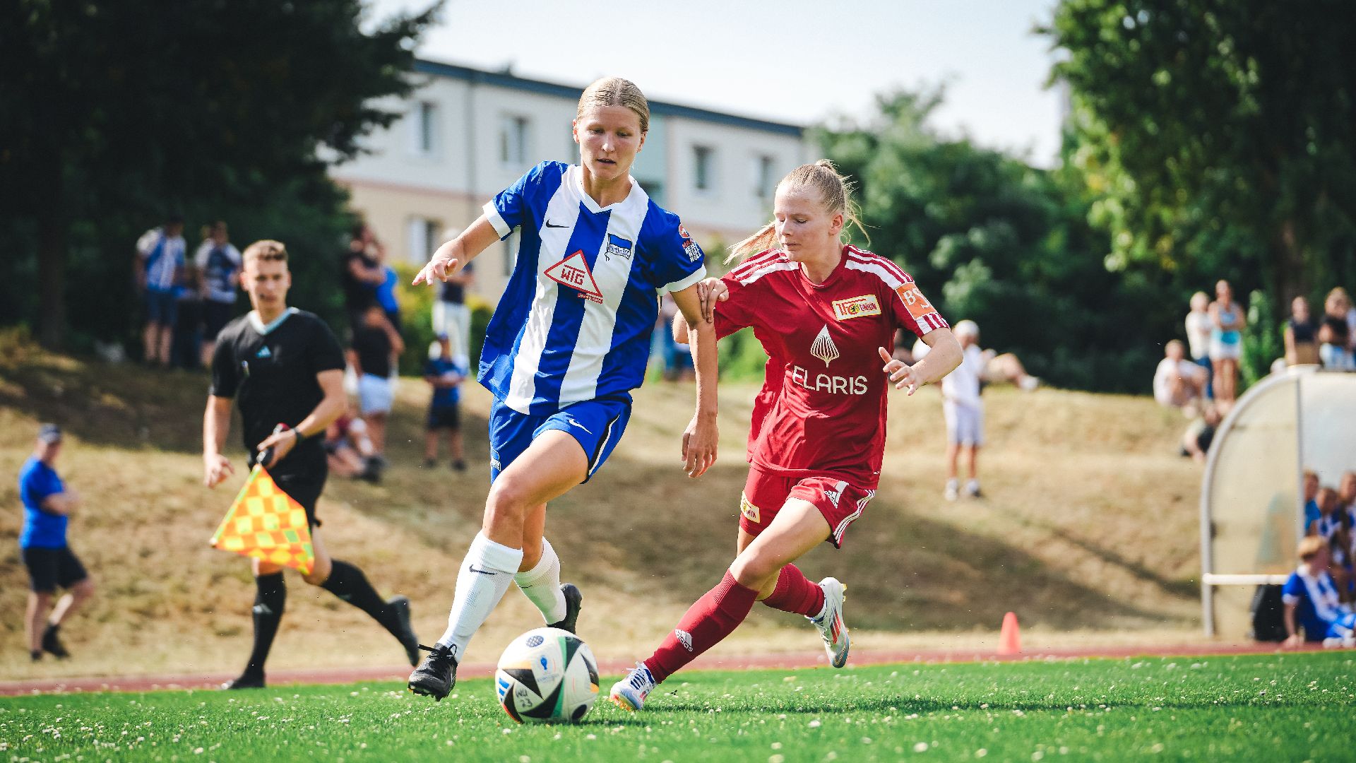Lilli Genthe im Zweikampf mit einer Gegenspielerin.