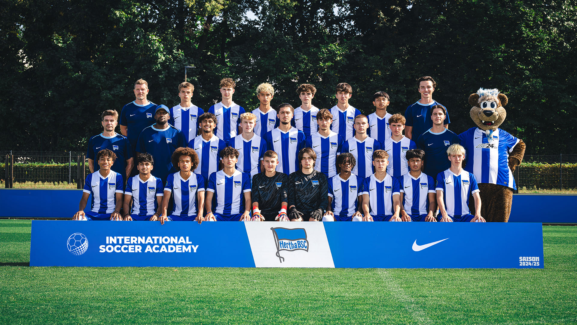 Das Mannschaftsfoto unseres Integrated Academy Teams für die Saison 2024/25.