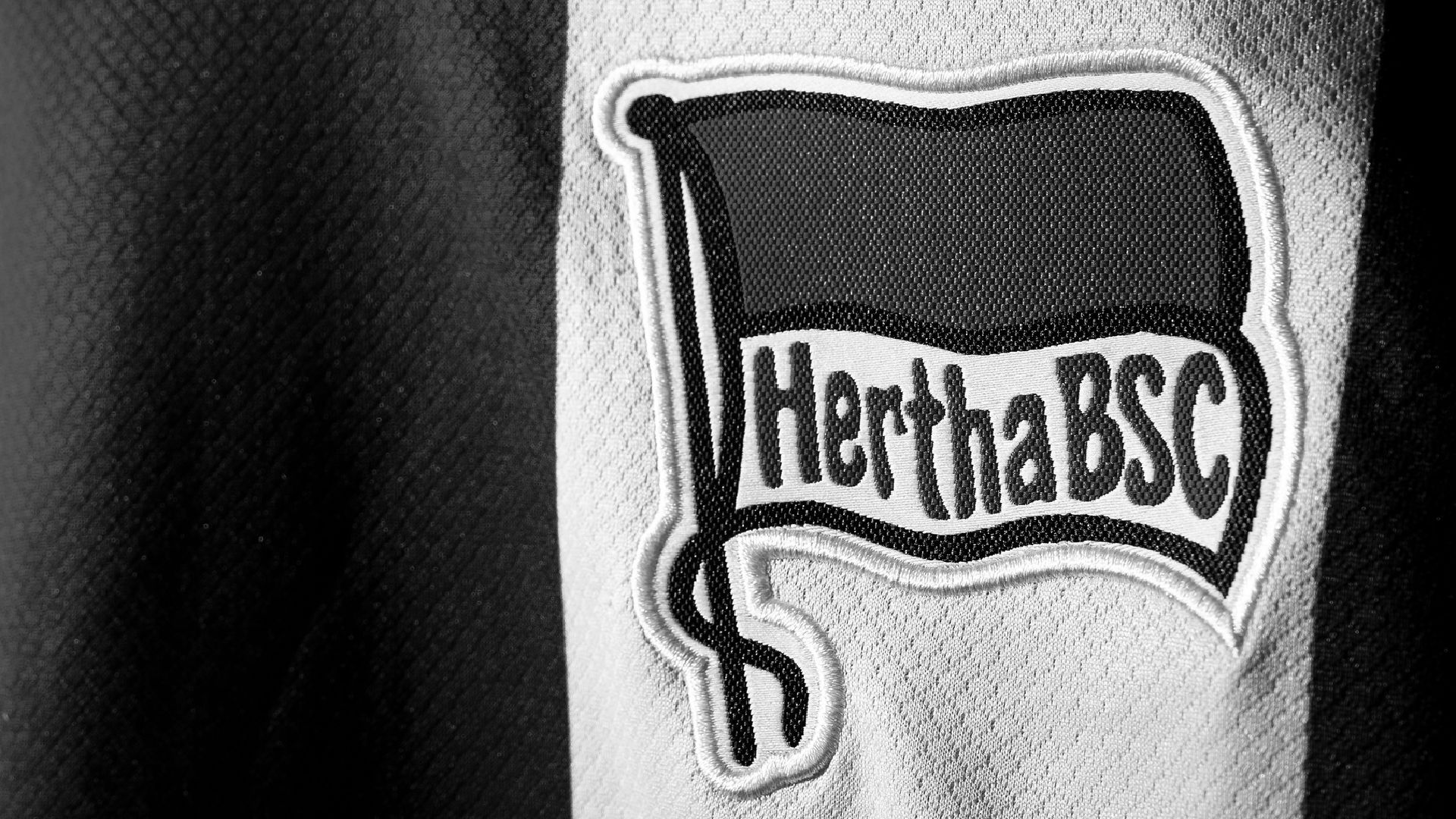 Die Fahne auf dem Hertha-Trikot in Schwarz-Weiß.