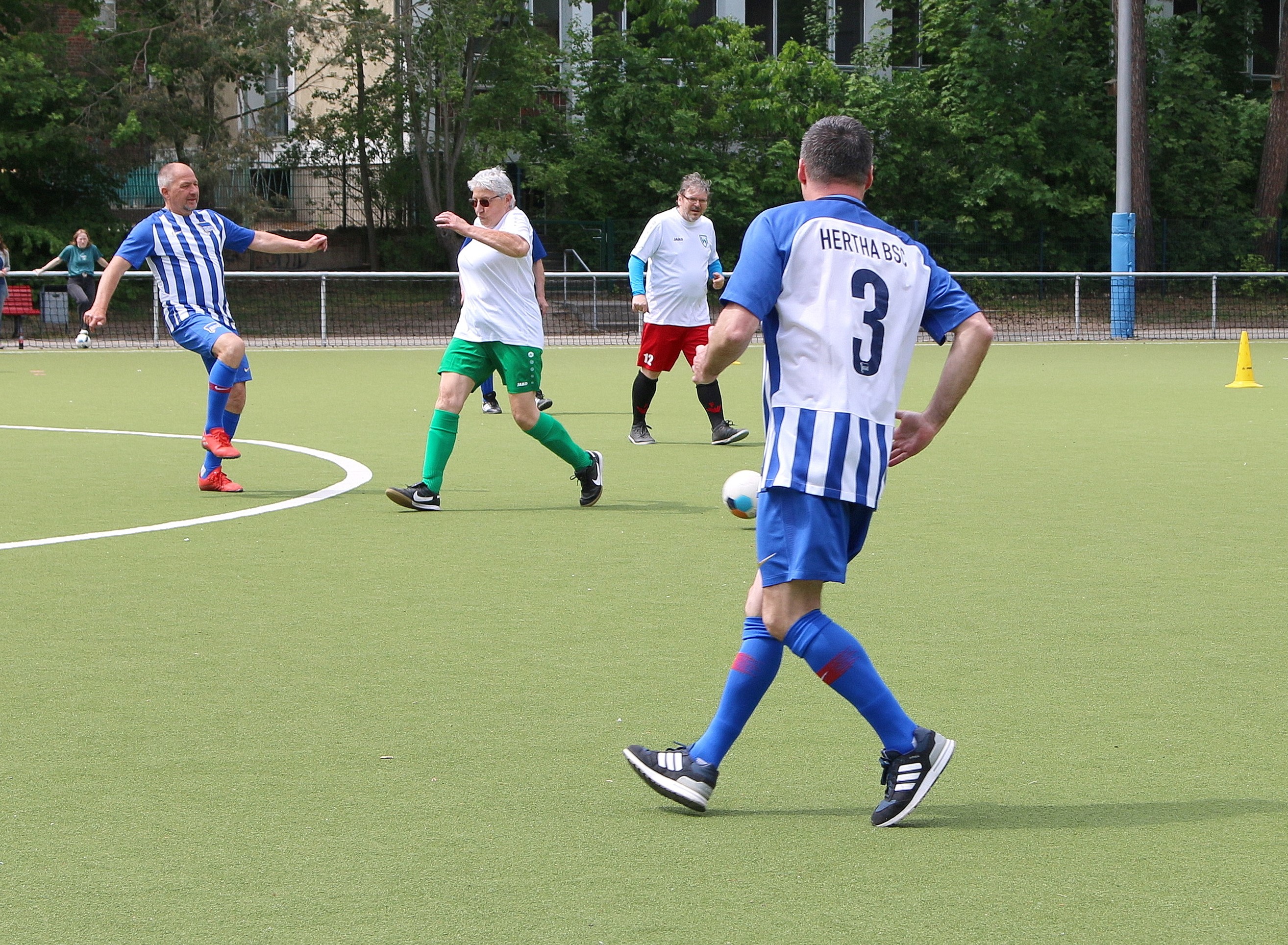 Eine Spielszene vom Walking Football.