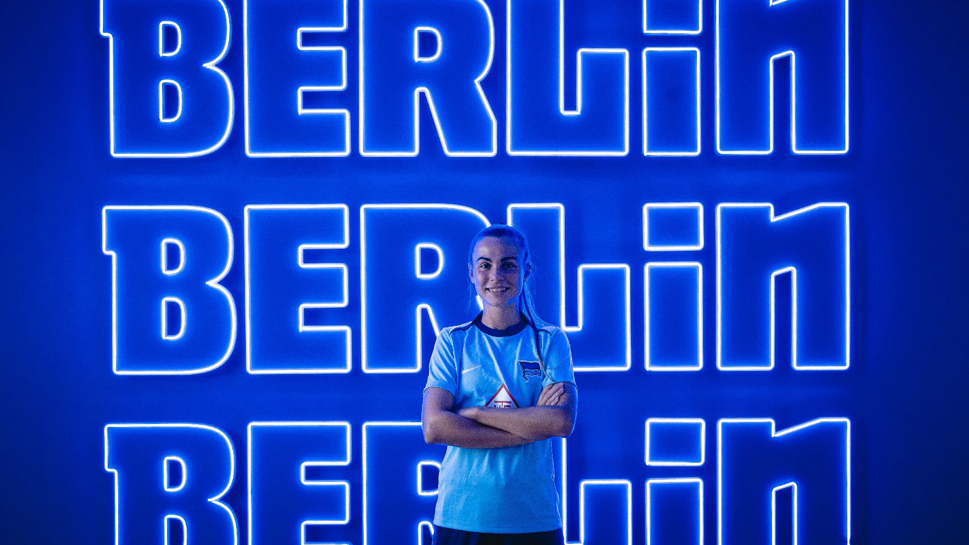 Marleen Rohde vor dem Berlin-Schild in der Fußball-Akademie.