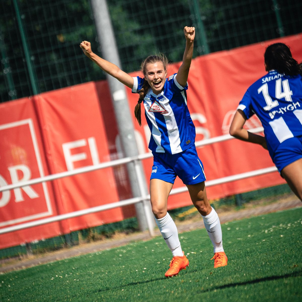 Marleen Rohde bejubelt ihren Treffer im Spiel gegen den FC Union II.
