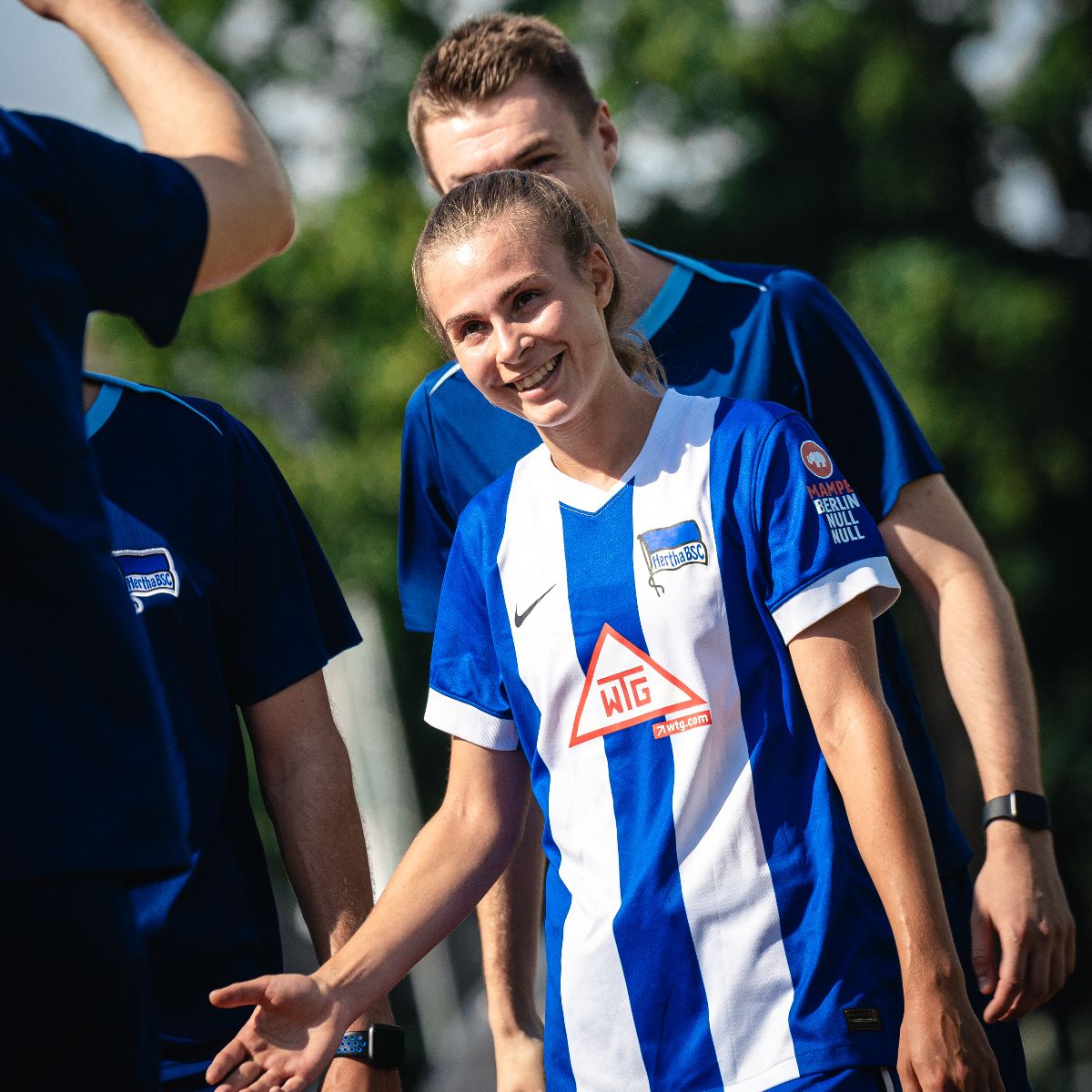 Rohde holt sich Lob vom Trainerteam ab.