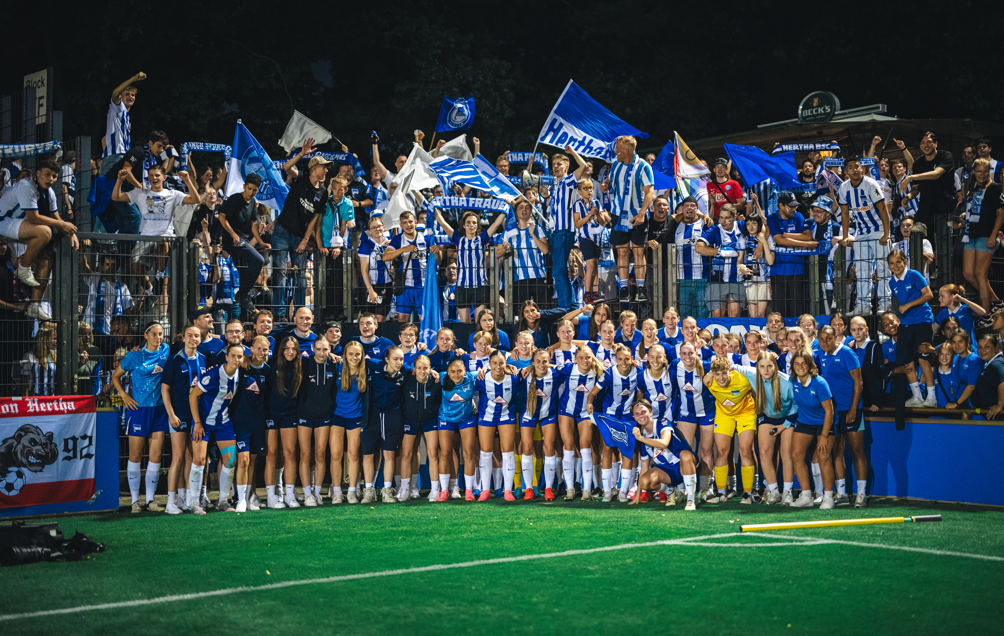 Unsere 1. Frauen beim Gruppenfoto mit den Fans.