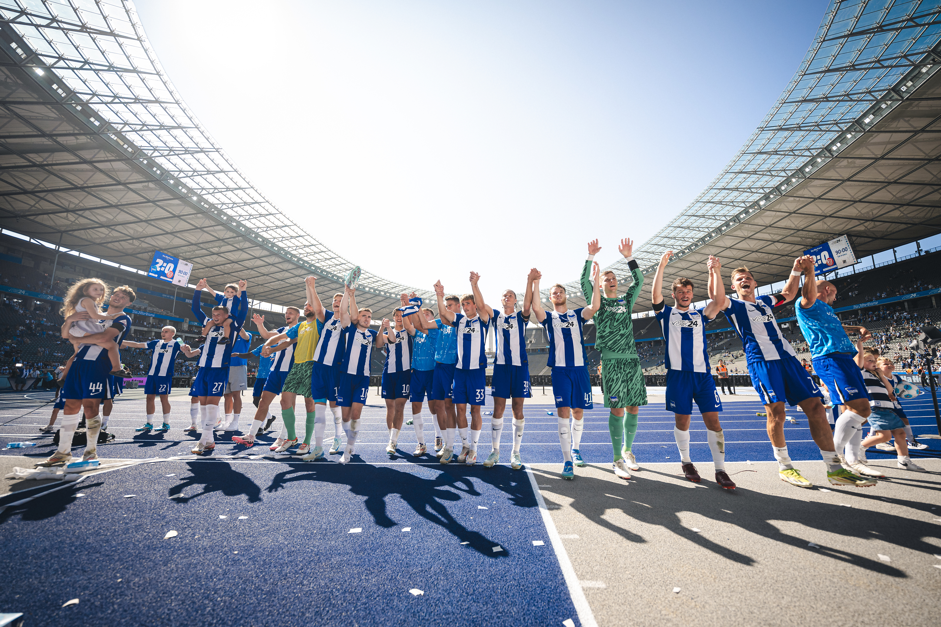 Die Mannschaft feiert vor der Ostkurve