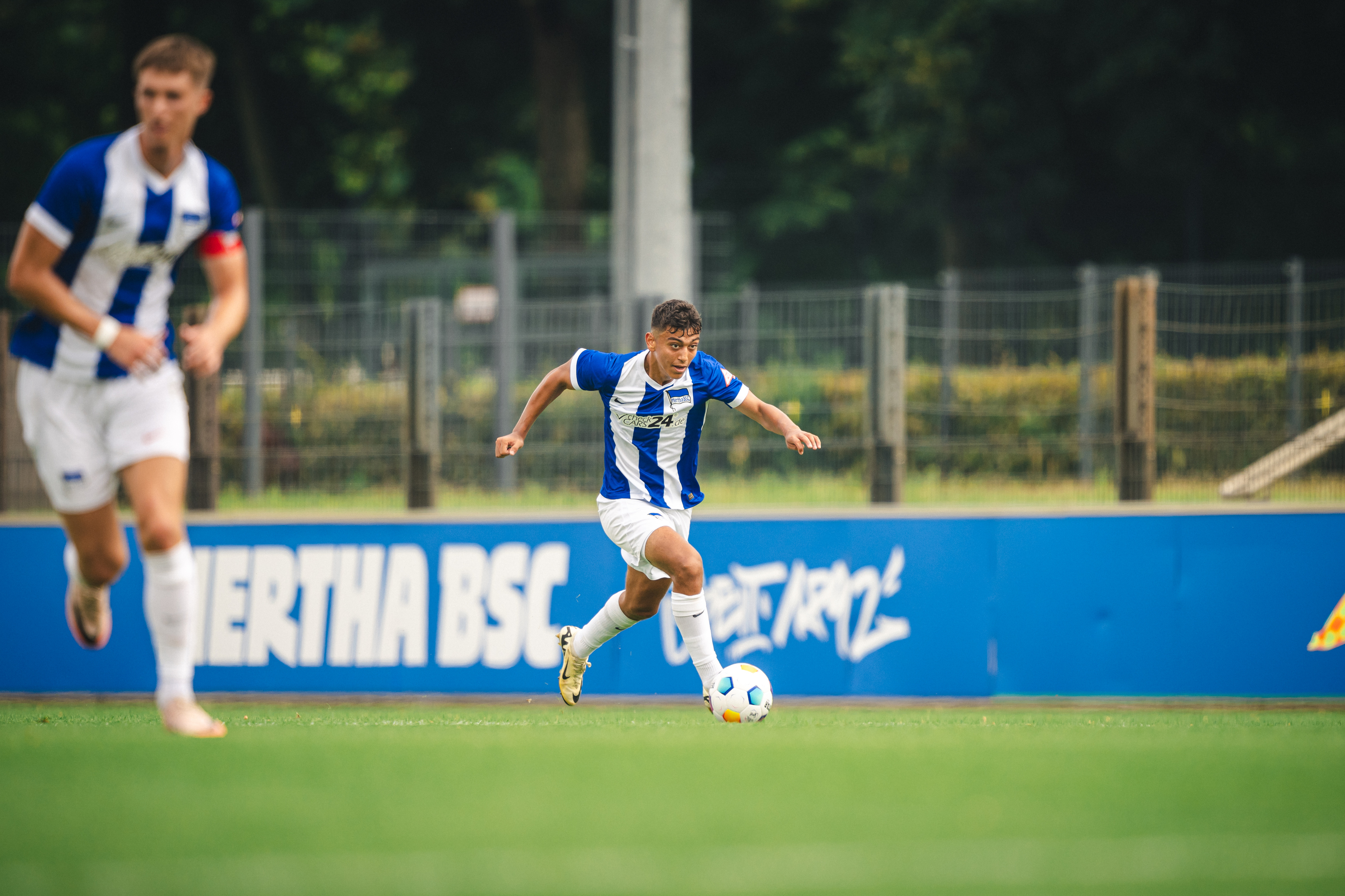 Eliyas Strasner am Ball auf dem Platz