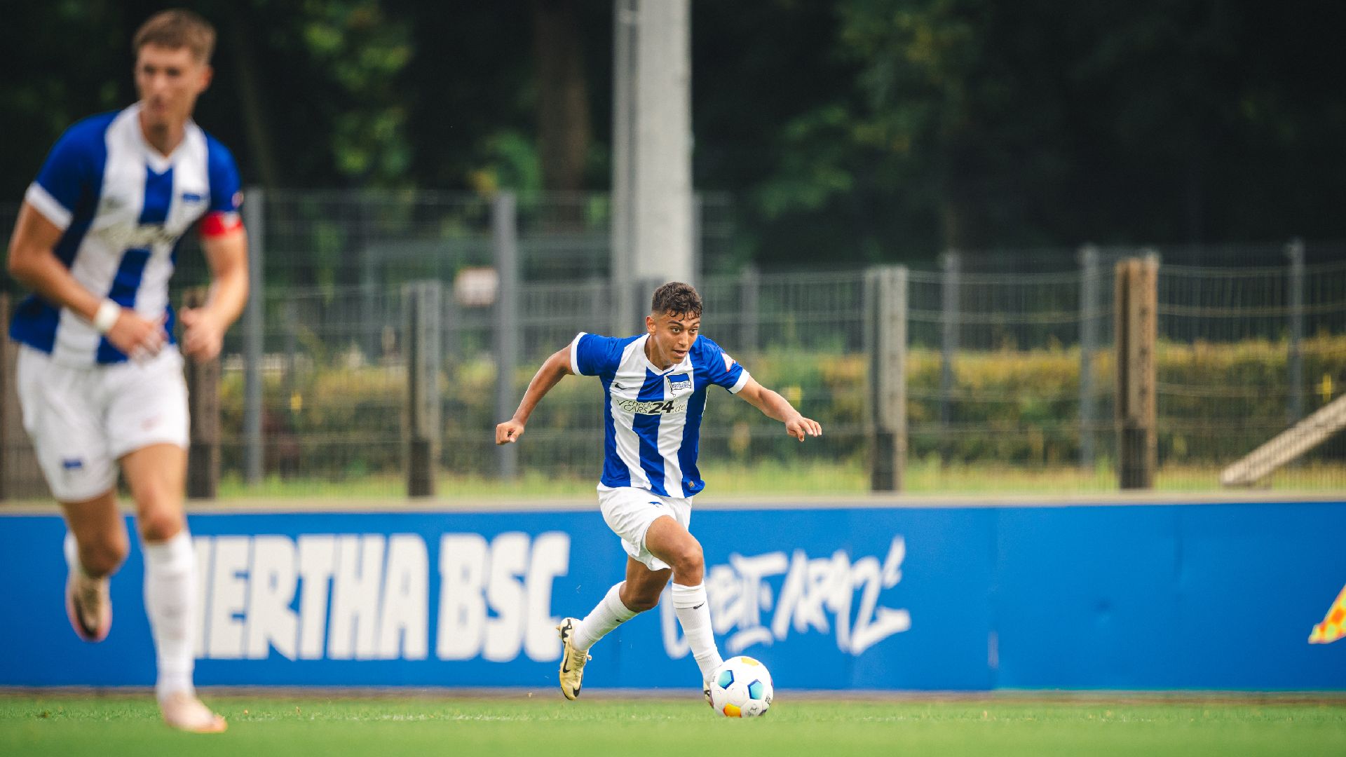 Eliyas Strasner am Ball auf dem Platz