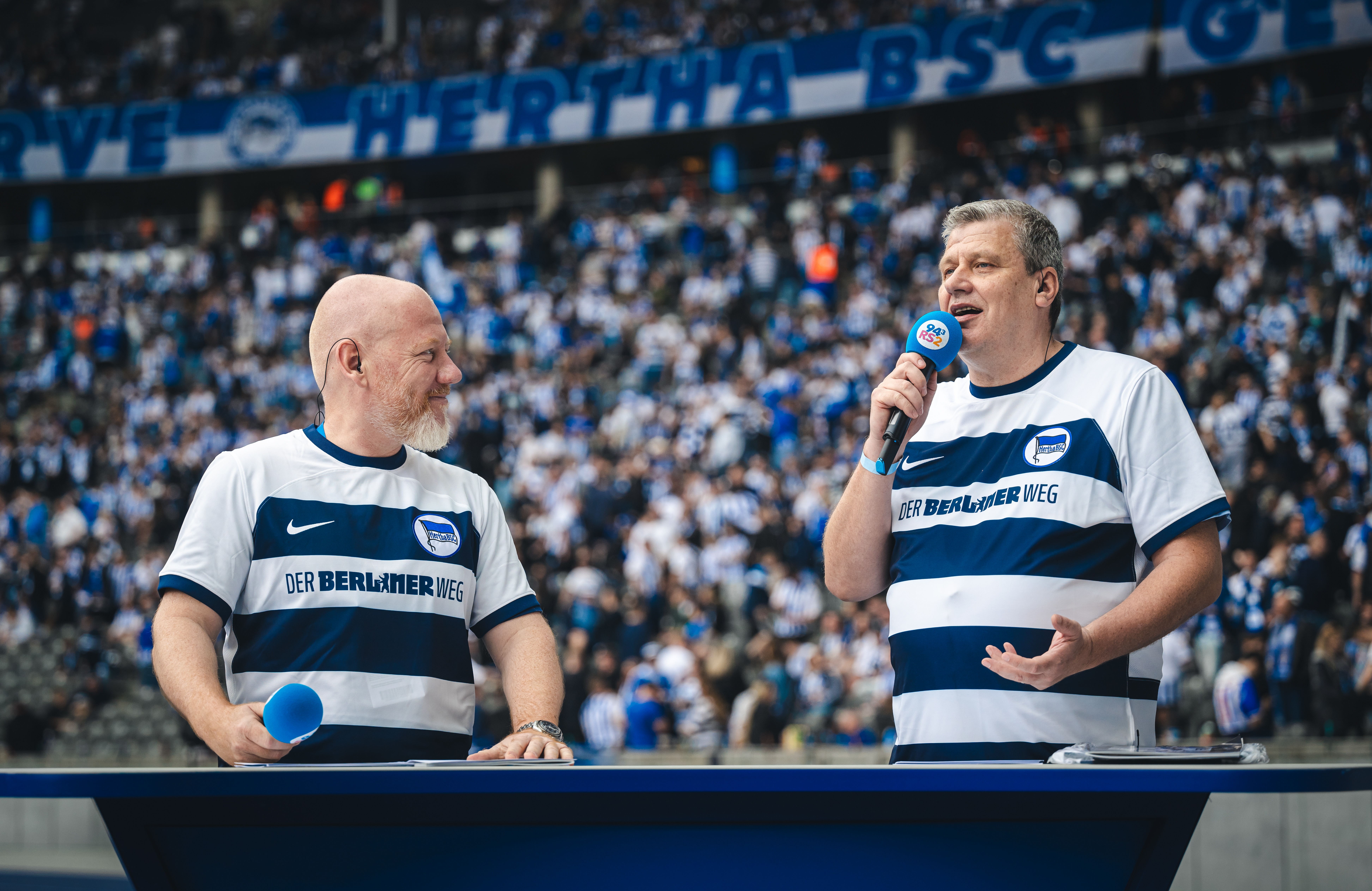 Udo Knierim und Fabian von Wachsmann moderieren vor der Ostkurve.