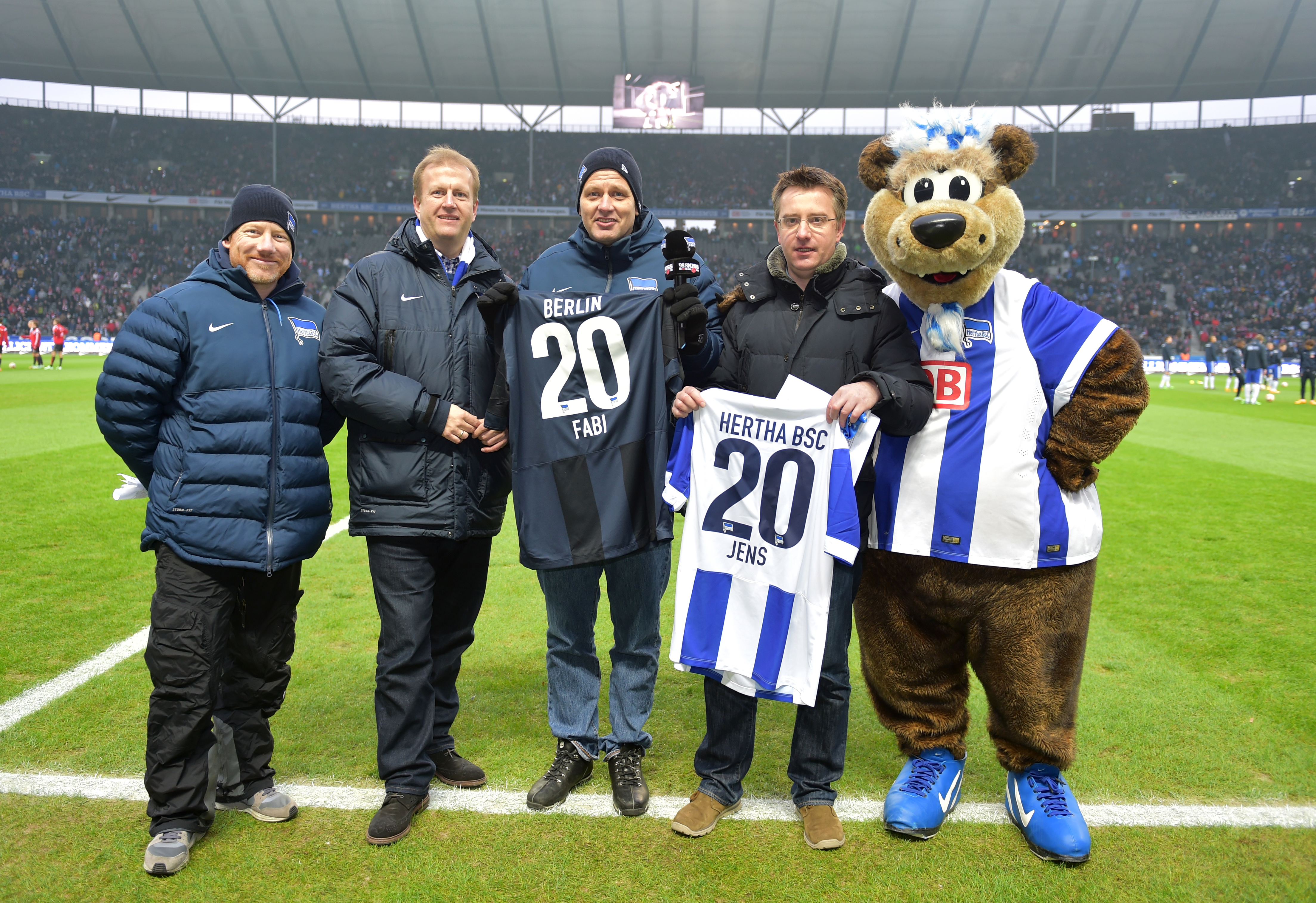 Udo Knierim, Ingo Schiller, Jens Kerner, Fabian von Wachsmann und Herthinho stehen auf dem Rasen des Olympiastadions.