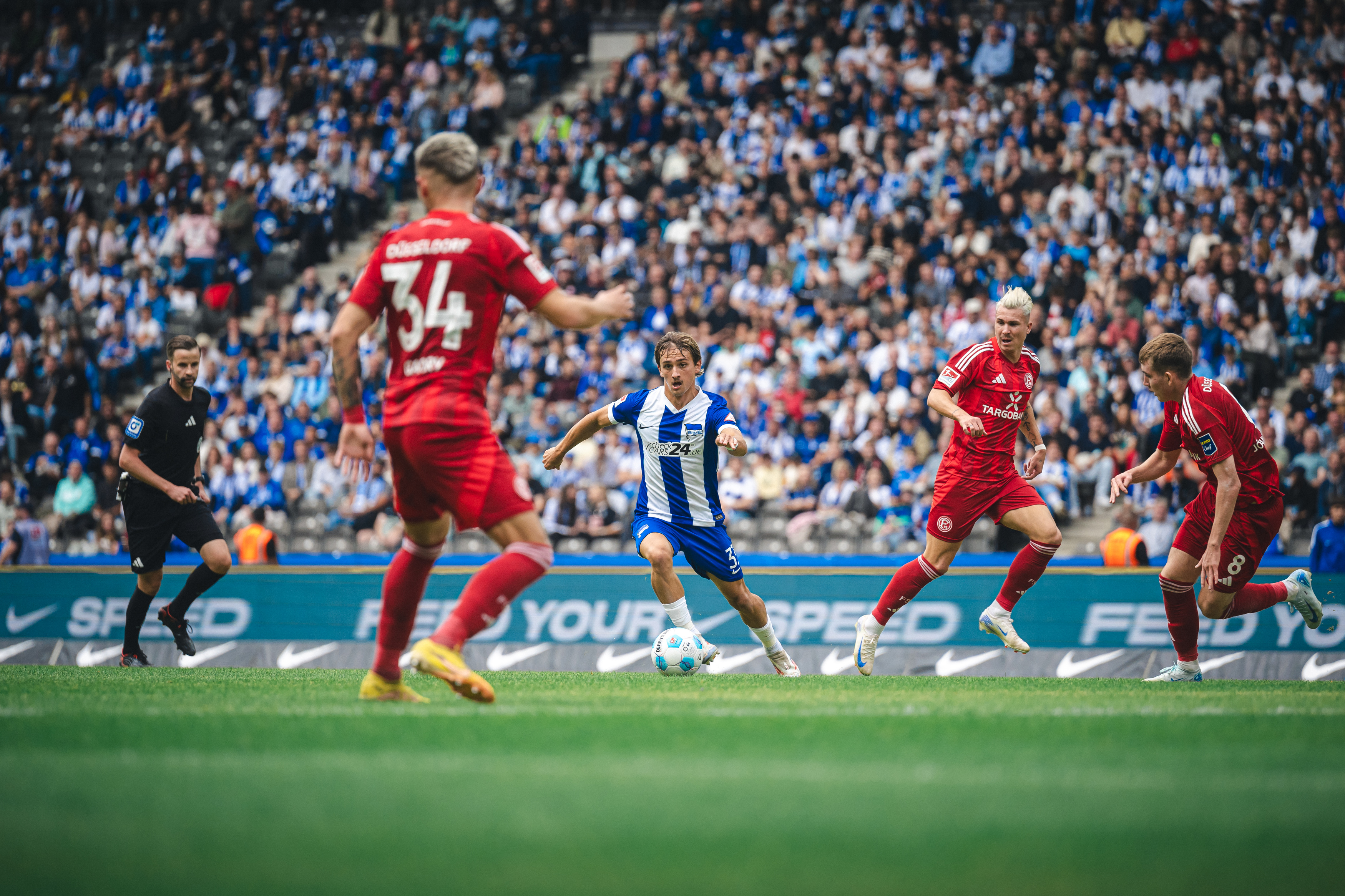 Michał Karbownik umzingelt von Düsseldorfer Gegenspielern.