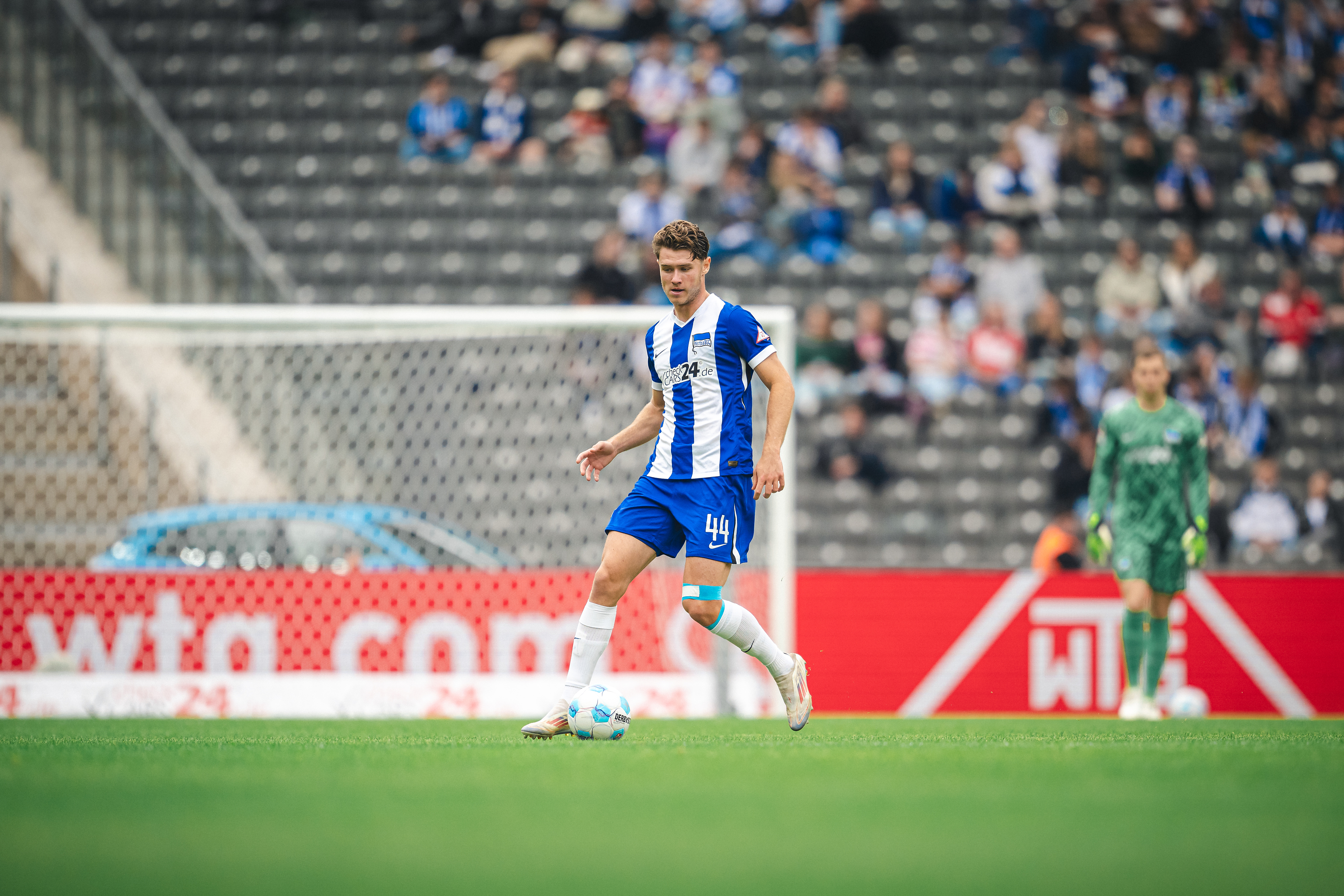 Linus Gechter am Ball, beobachtet von Tjark Ernst.