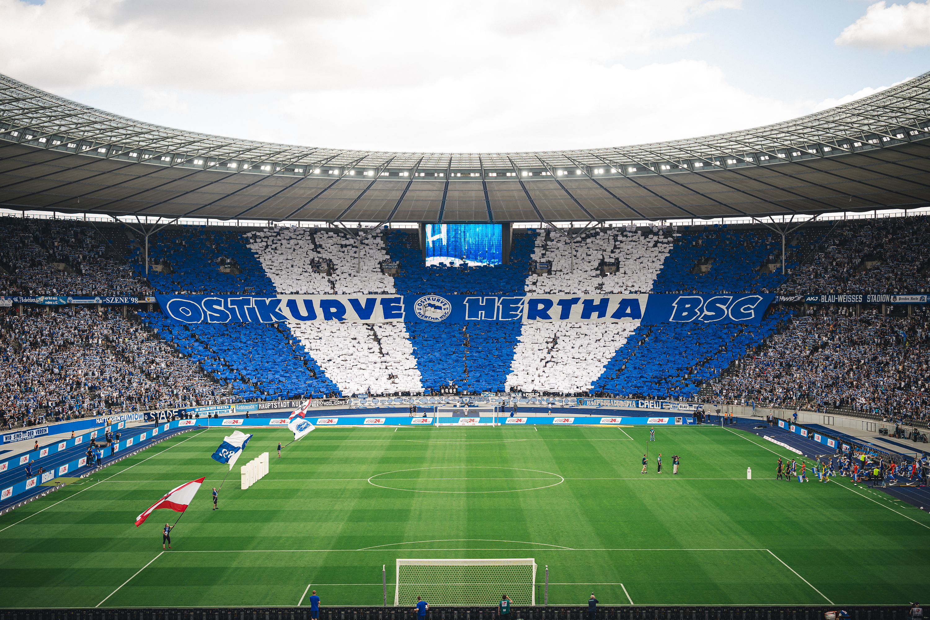 Olympiastadion mit Blick auf die Ostkurve.