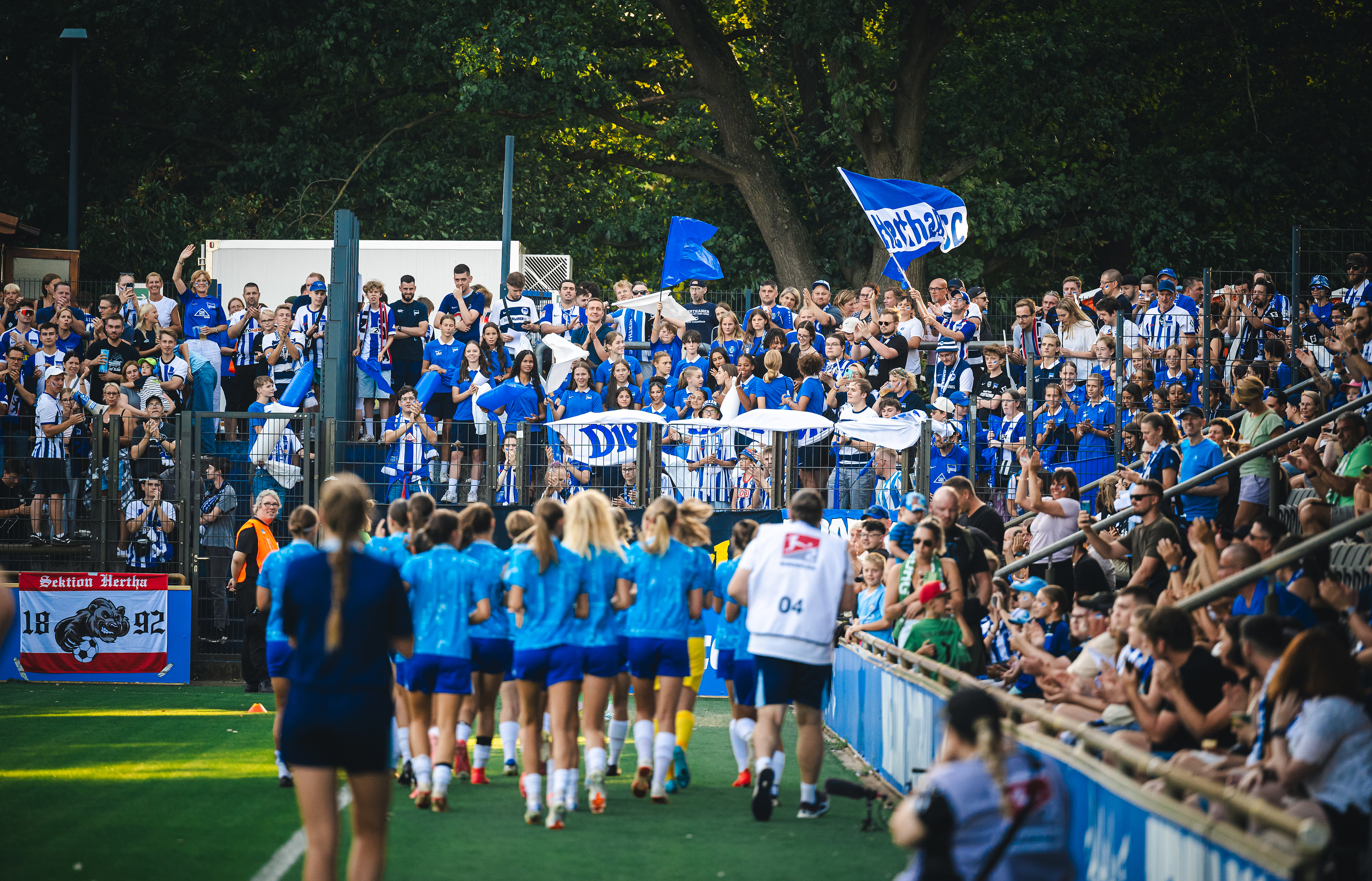 Unsere Spielerinnen vor der Fankurve.