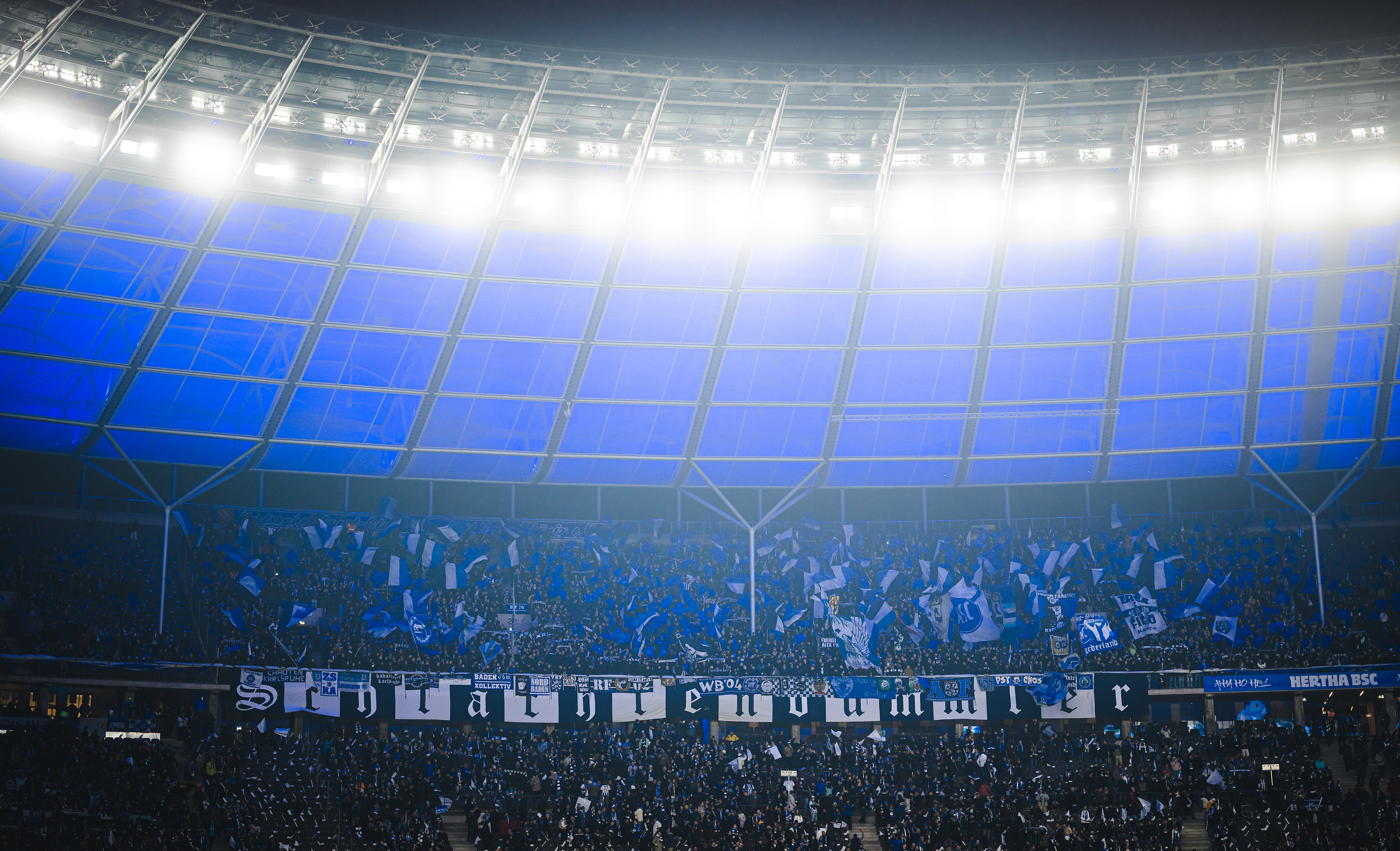 Fans des Karlsruher SC im Gästeblock des Olympiastadions