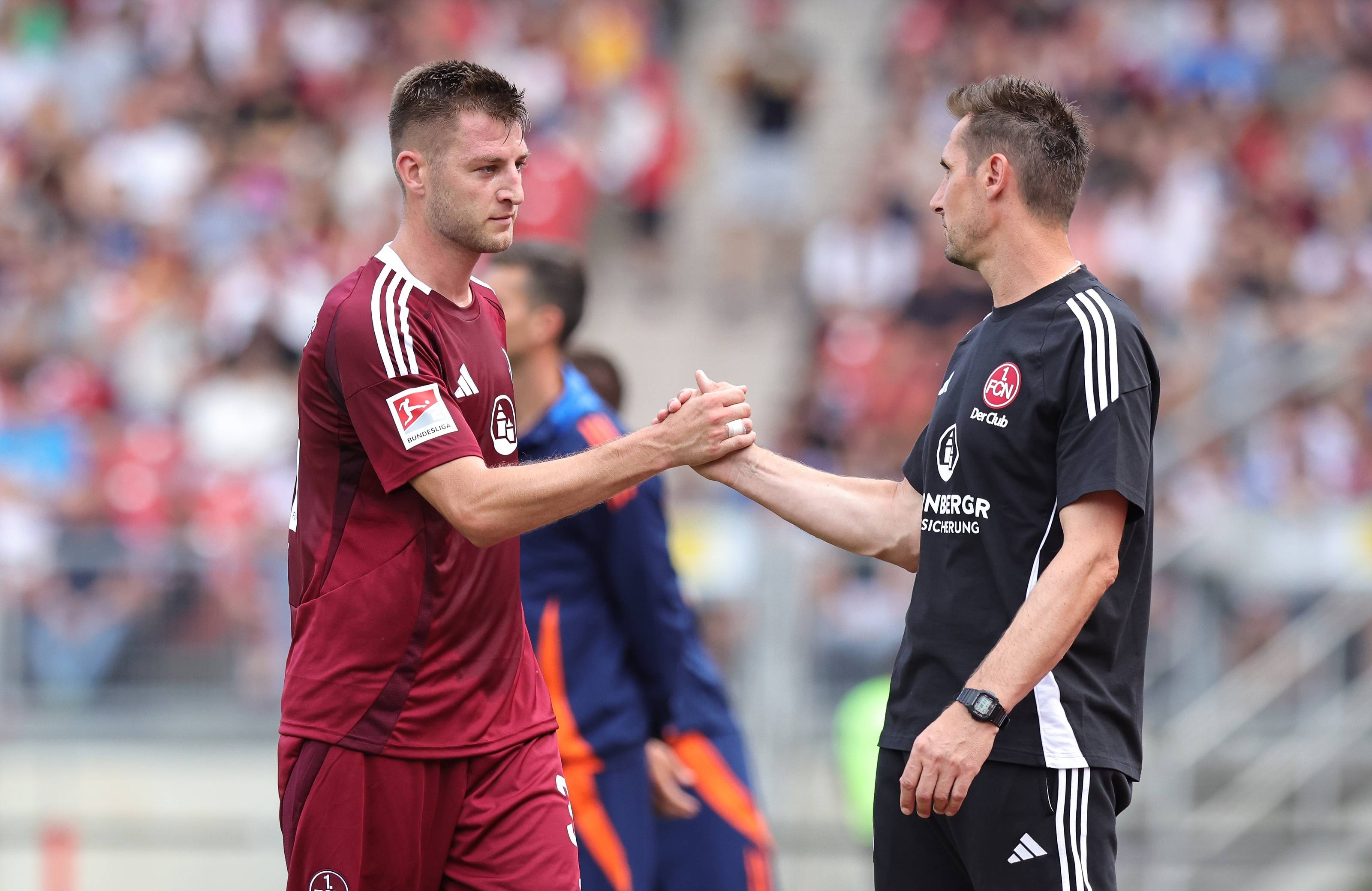 Die Nürnberger Robin Knoche und Miroslav Klose klatschen ab.