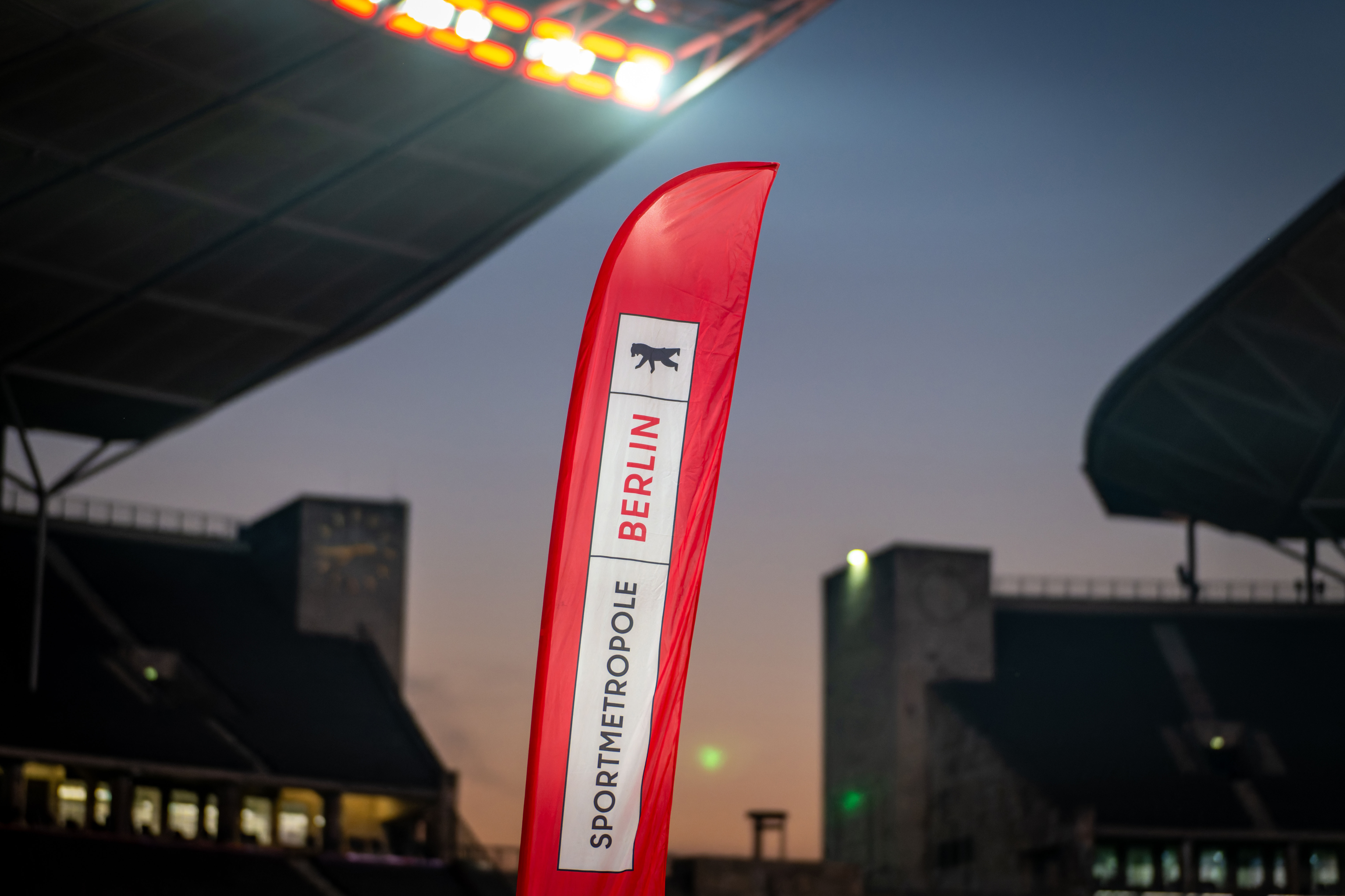 Eine Beachflag der Sportmetropole Berlin im Olympiastadion.