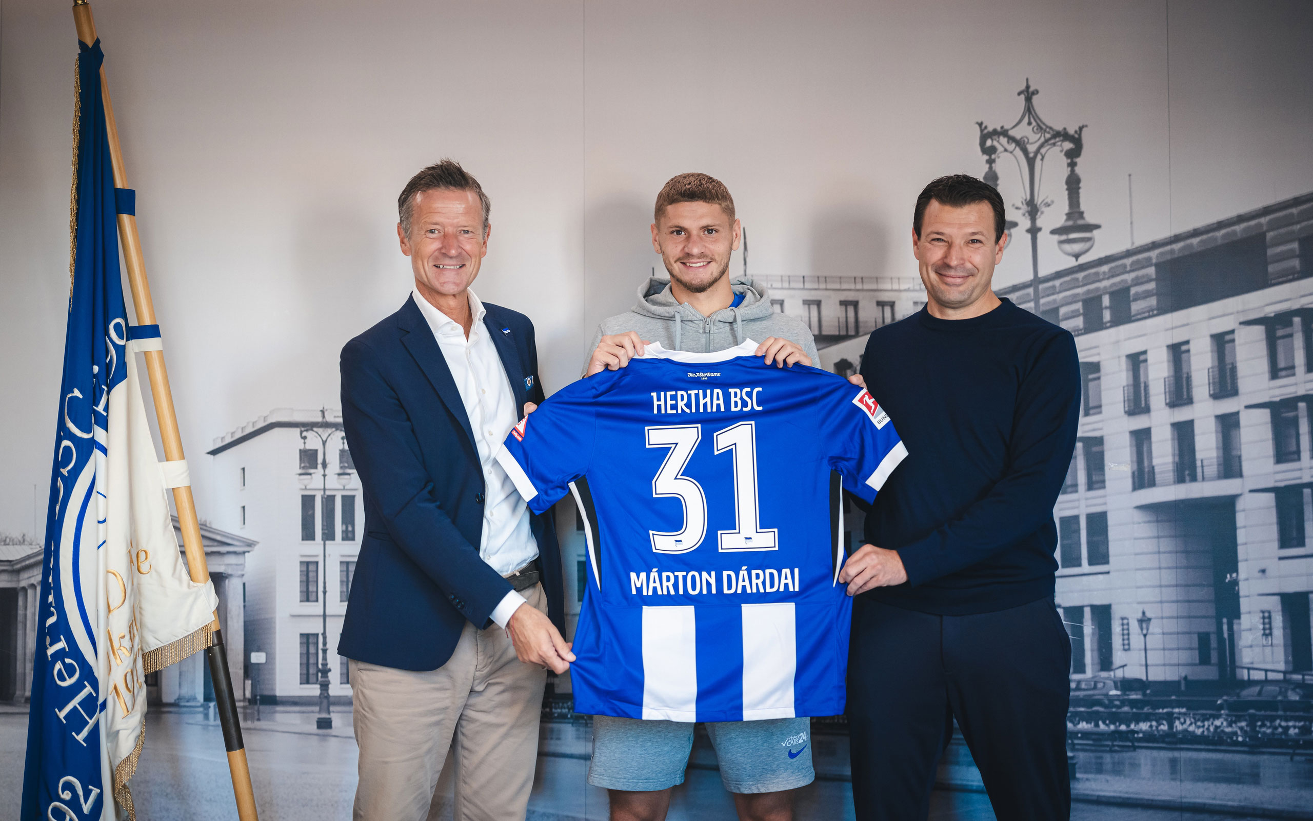 Thomas E. Herrich, Márton Dárdai und Benjamin Weber präsentieren das Trikot unserer Nummer 31.