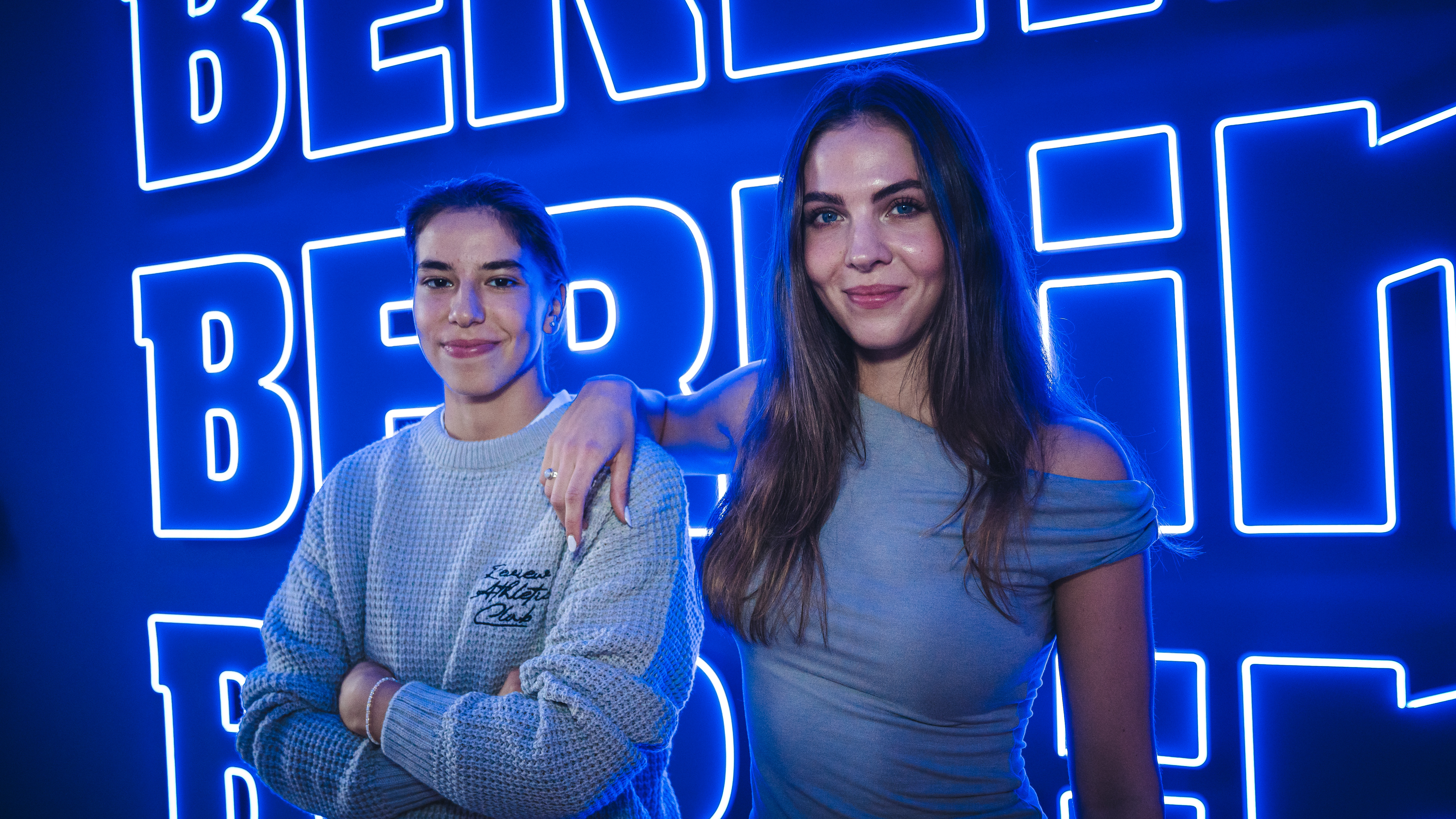 Sena Yavuz und Ella Mettner vor unserem "Berlin"-Schild.