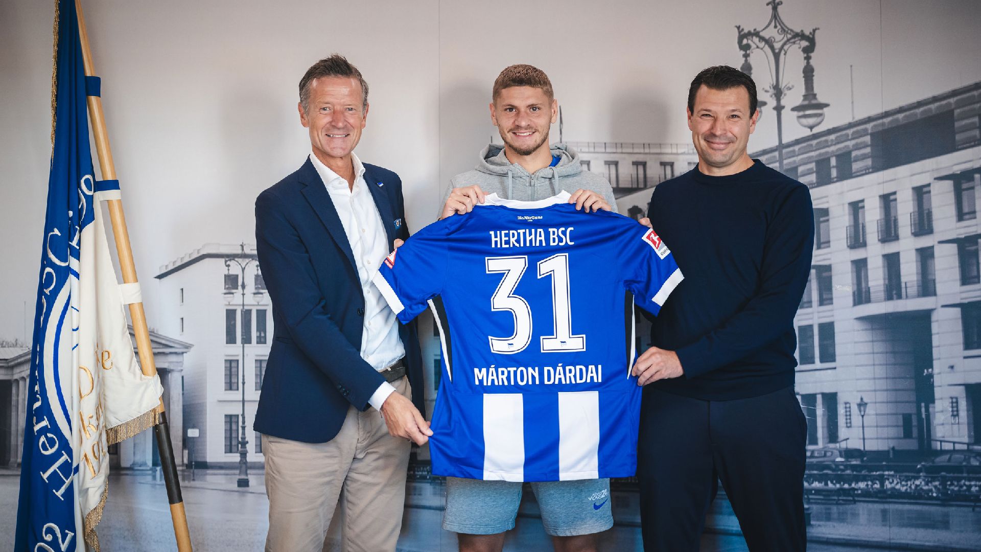 Thomas E. Herrich, Márton Dárdai und Benjamin Weber präsentieren das Trikot unserer Nummer 31.