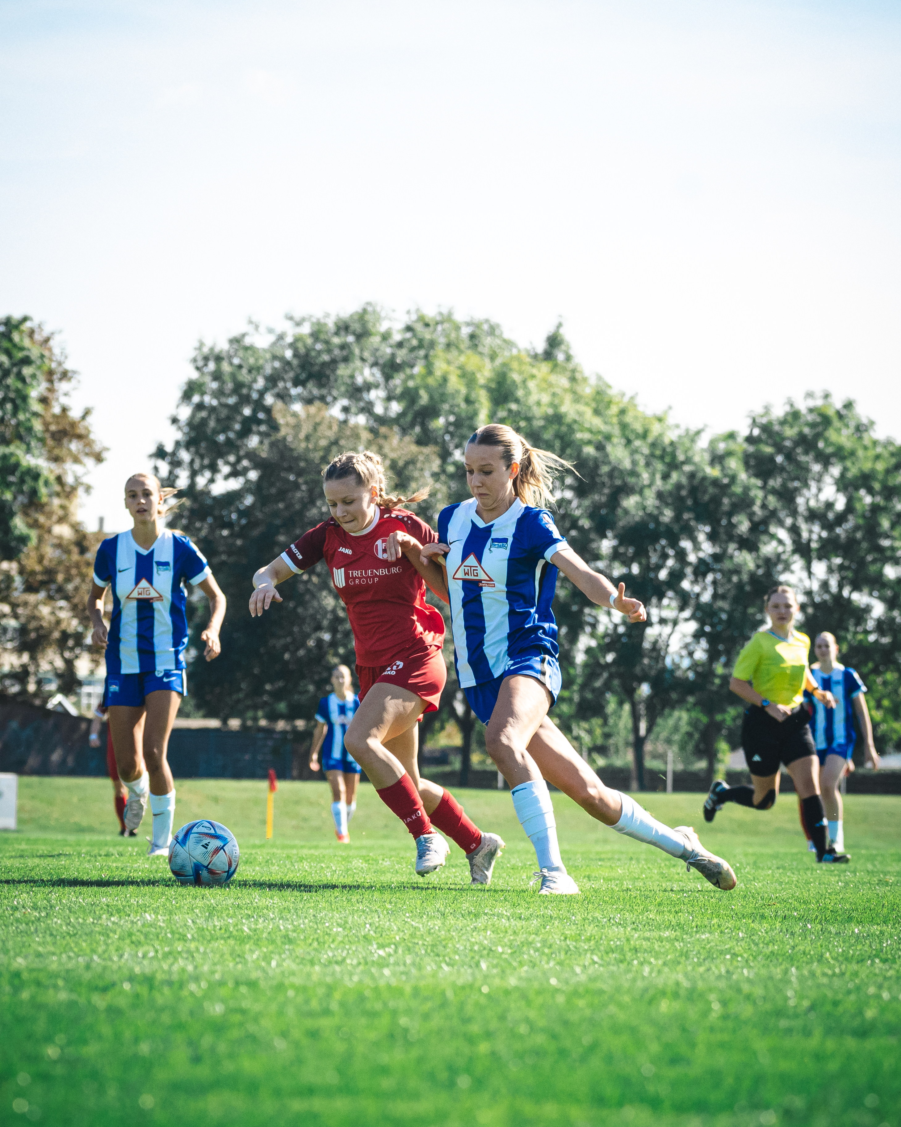 Svenja Poock im Zweikampf mit einer Erfurt-Spielerin.