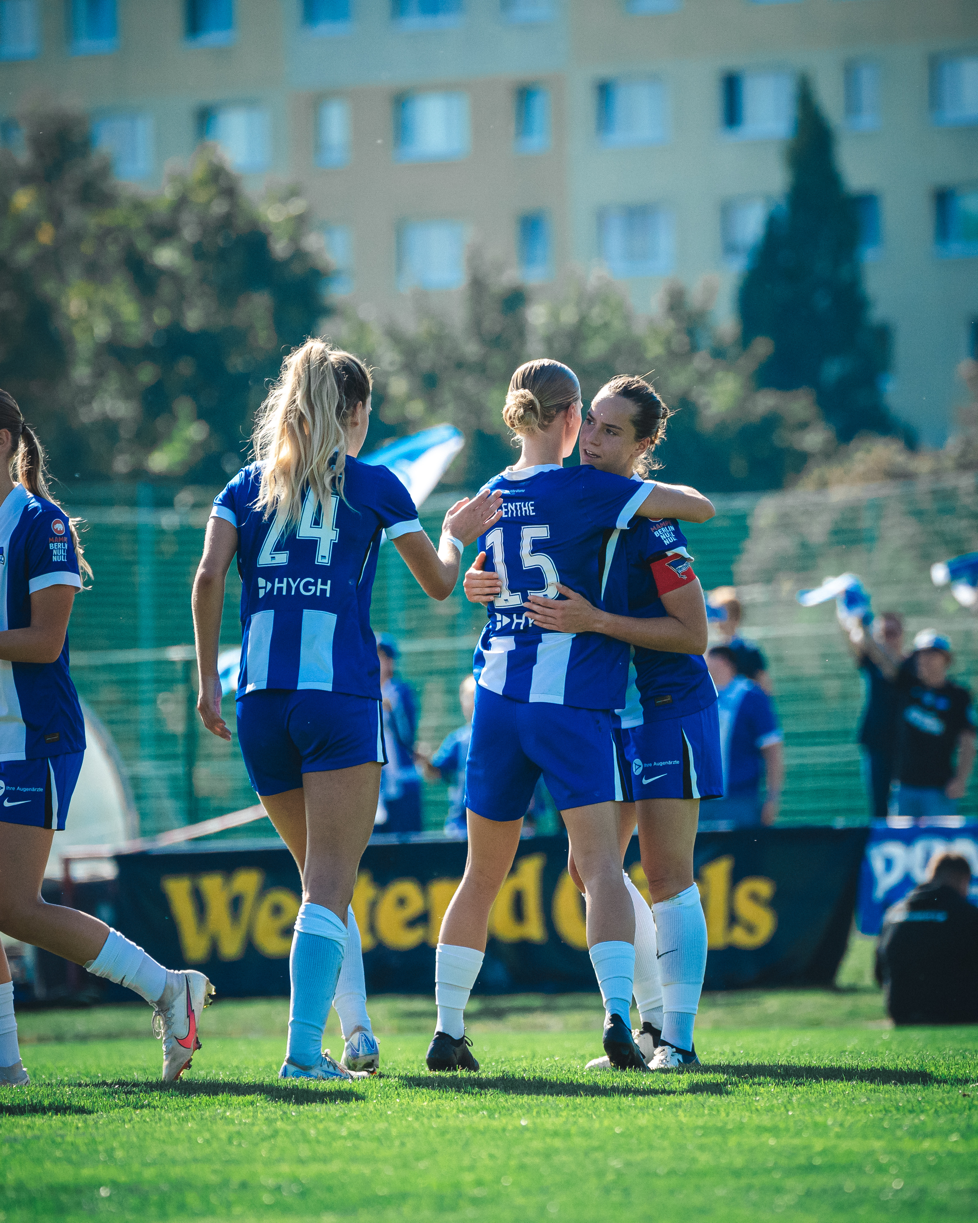 Die 1. Frauen bejubeln einen Treffer im Spiel gegen Erfurt.