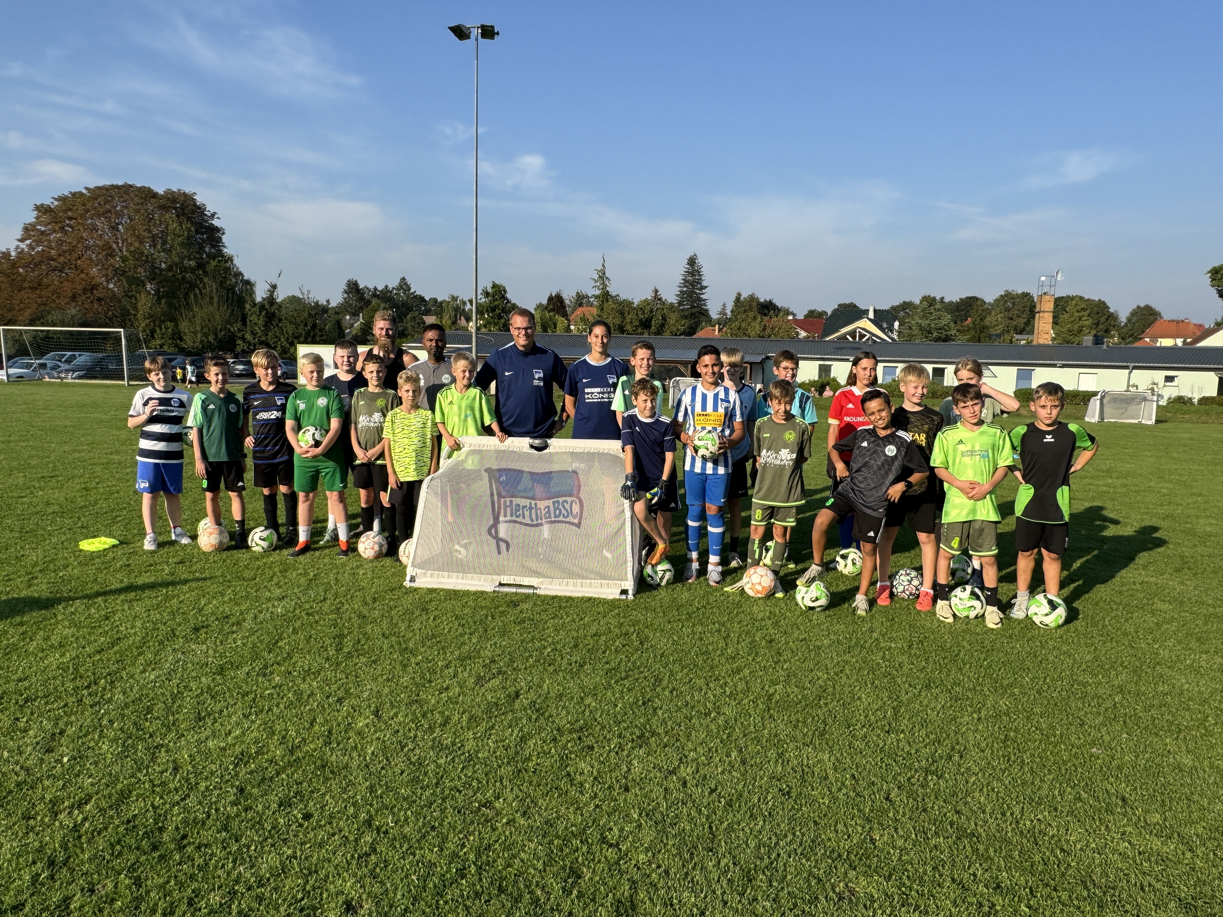 Die Teilnehmenden von HerthaOnTour beim SG Schulzendorf.