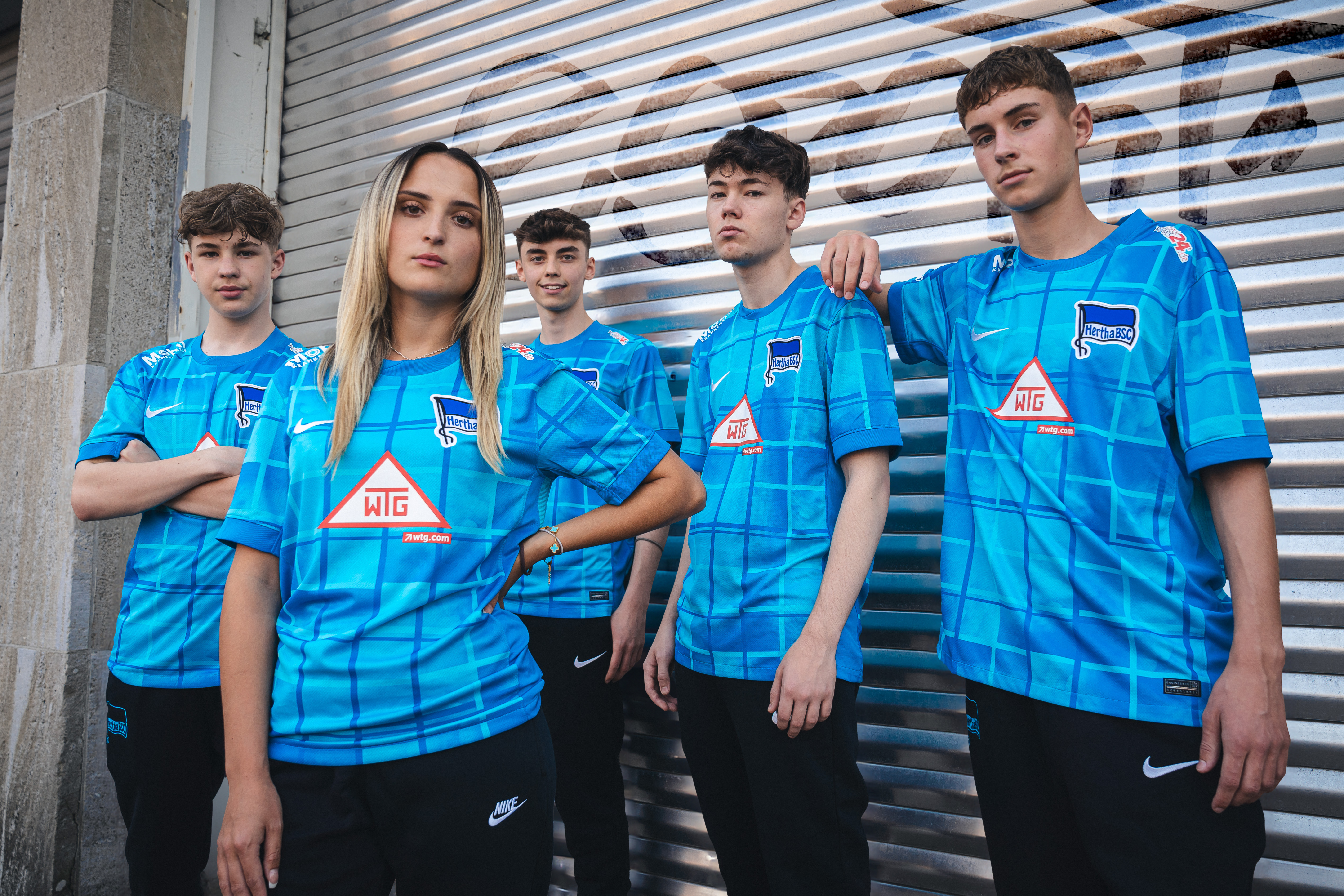 Len-Luca Seidel, Marina Preradović, Noah Klitzing, Bastian Puskas und Nick Mittelstädt (v.l.) im neuen eSport-Trikot.