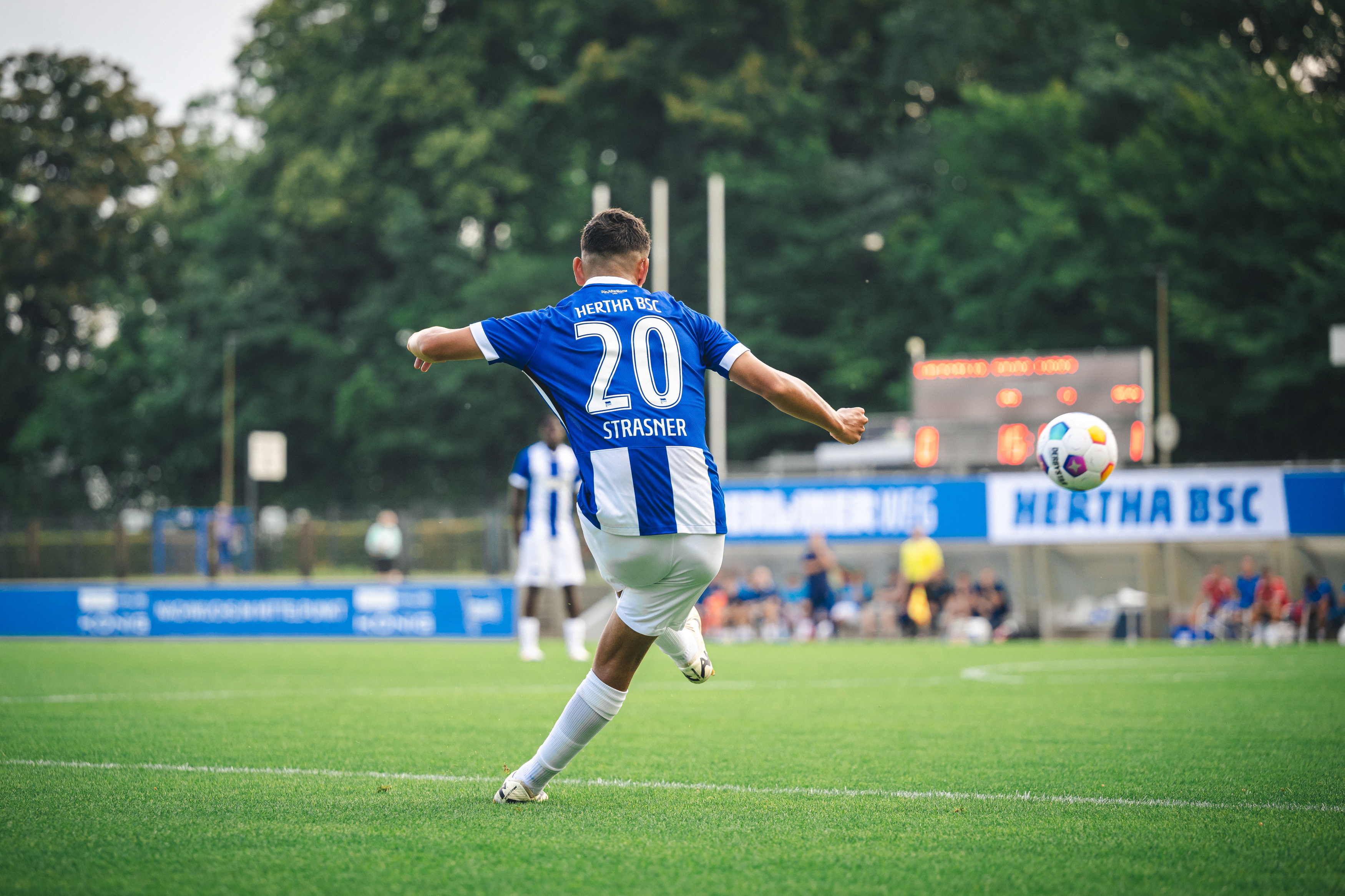 Eliyas Strasner tritt einen Freistoß.