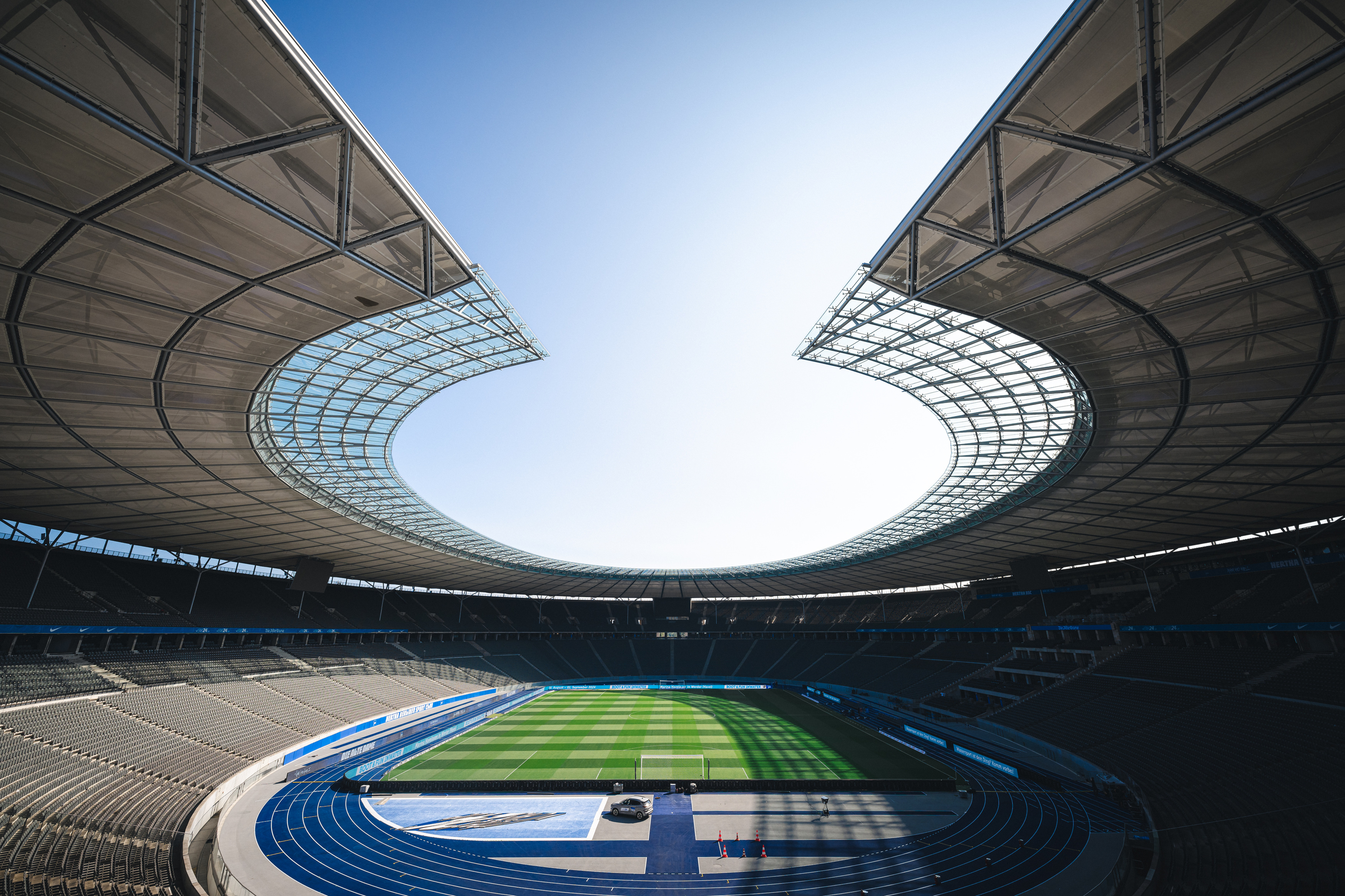 Das Olympiastadion bei strahlendem Himmel.