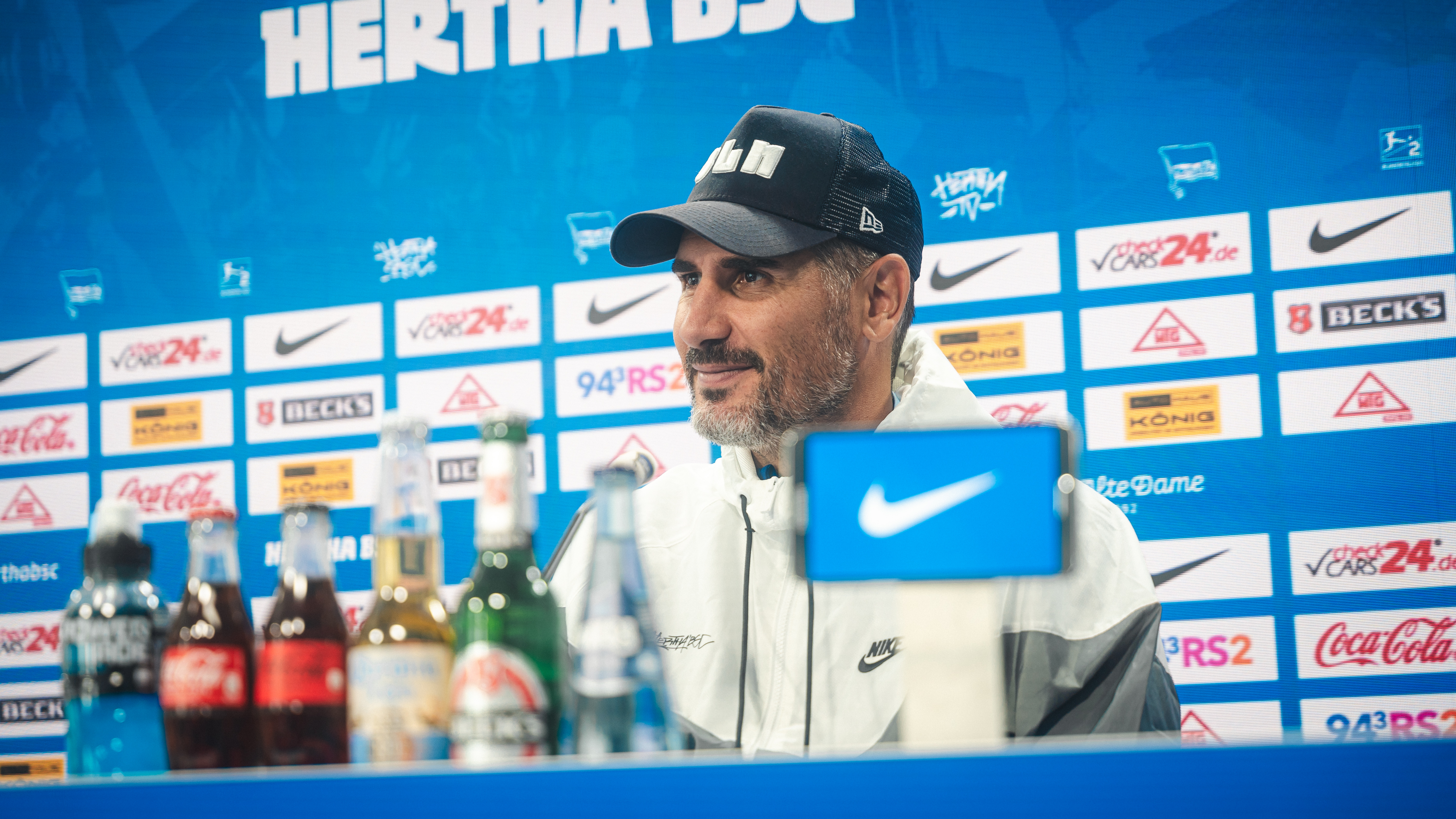 Cheftrainer Cristian Fiél auf der Pressekonferenz vor dem Heimspiel gegen Elversberg.