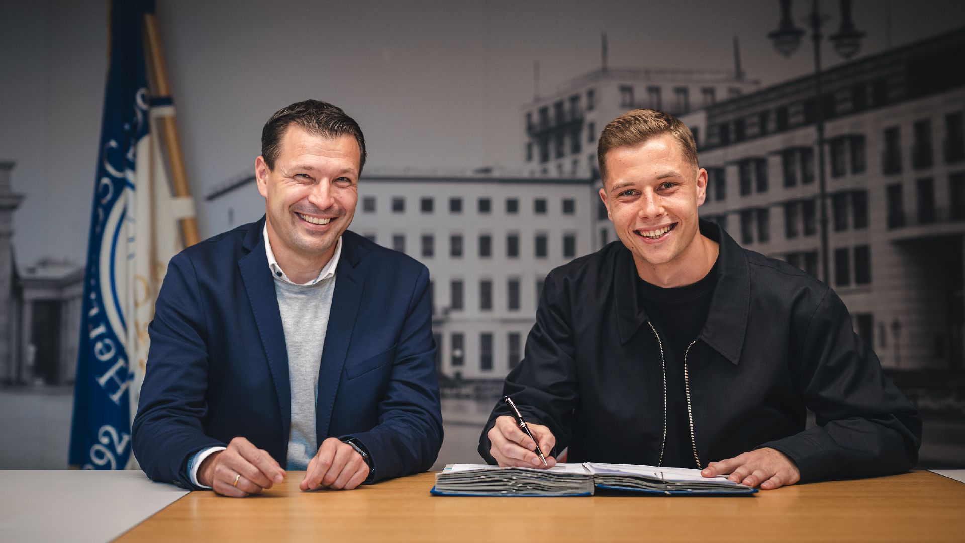 Tjark Ernst unterschreibt seinen neuen Vertrag bei Benjamin Weber.