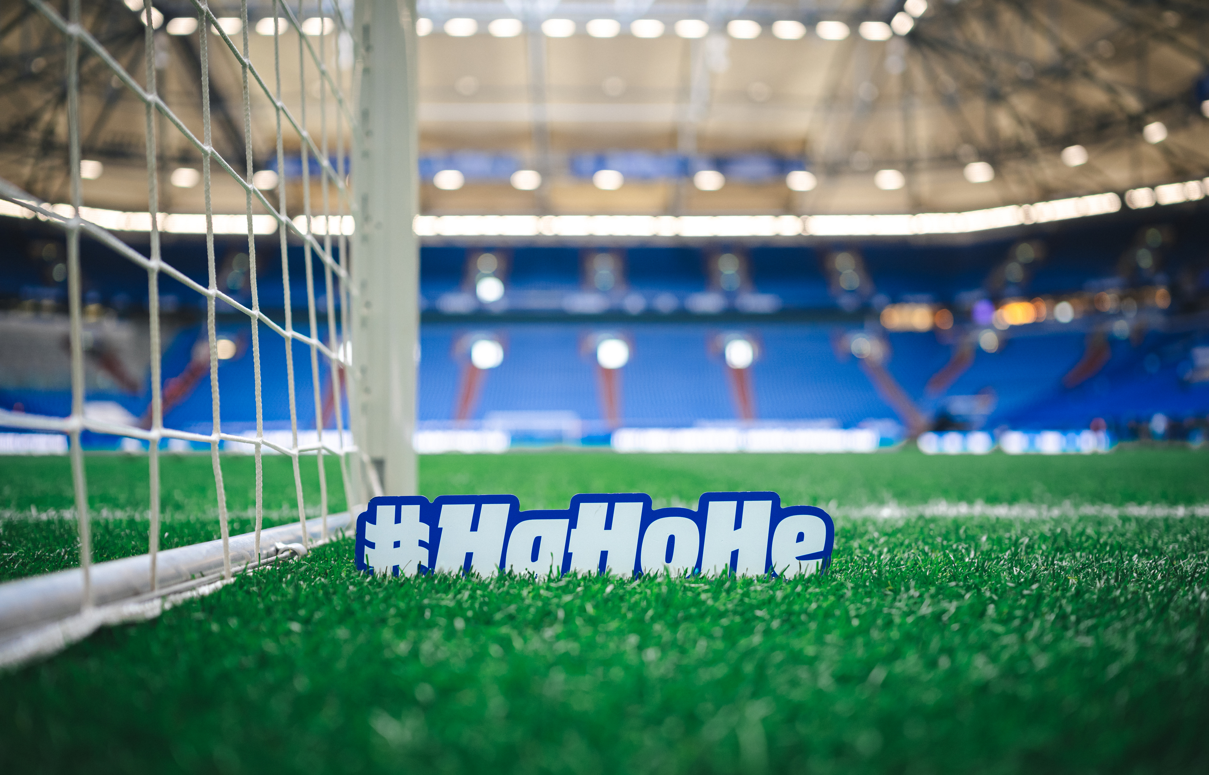 Das HaHoHe-Schild in der Arena auf Schalke.