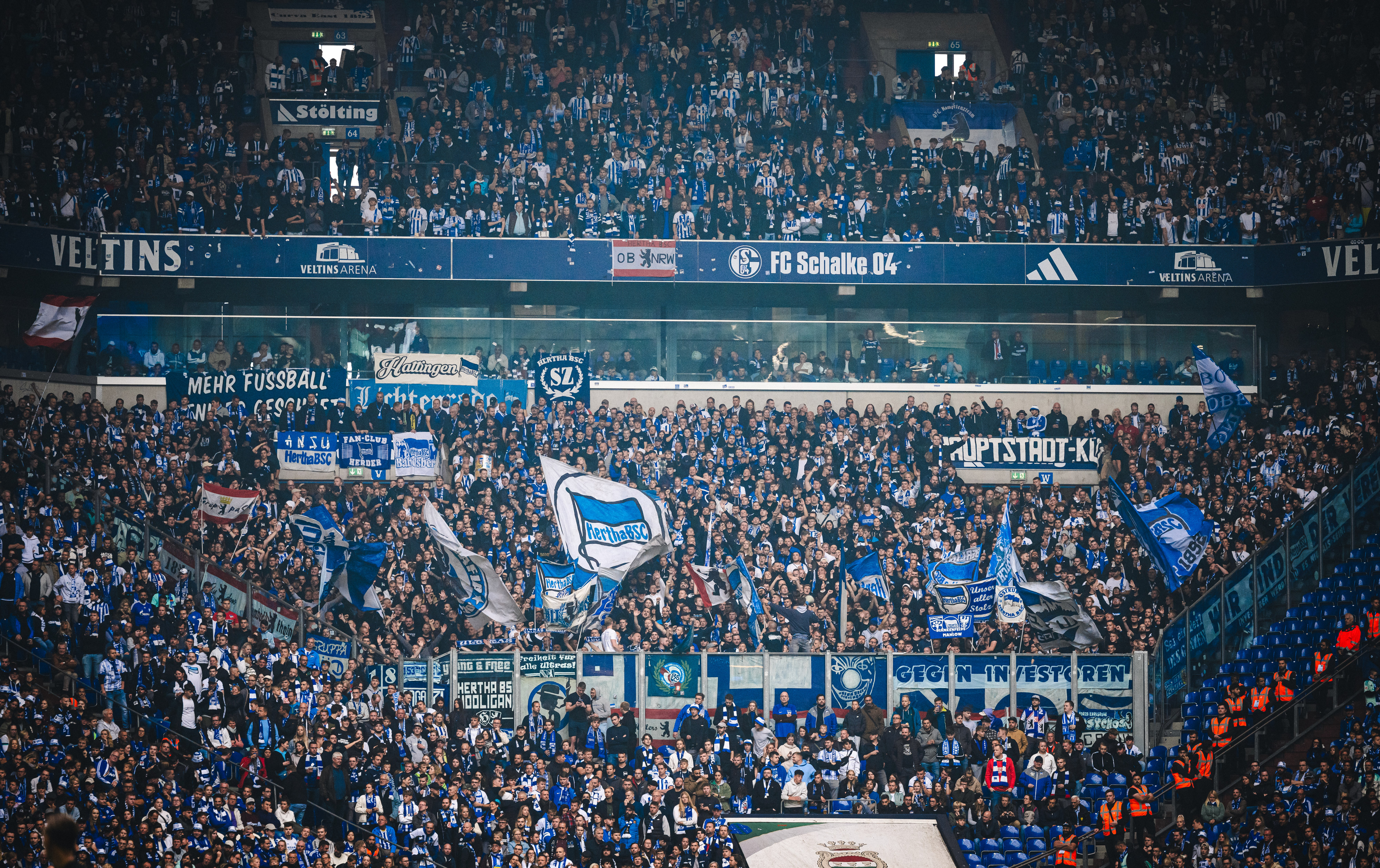 Der Gästeblock unserer Fans in der Arena auf Schalke.