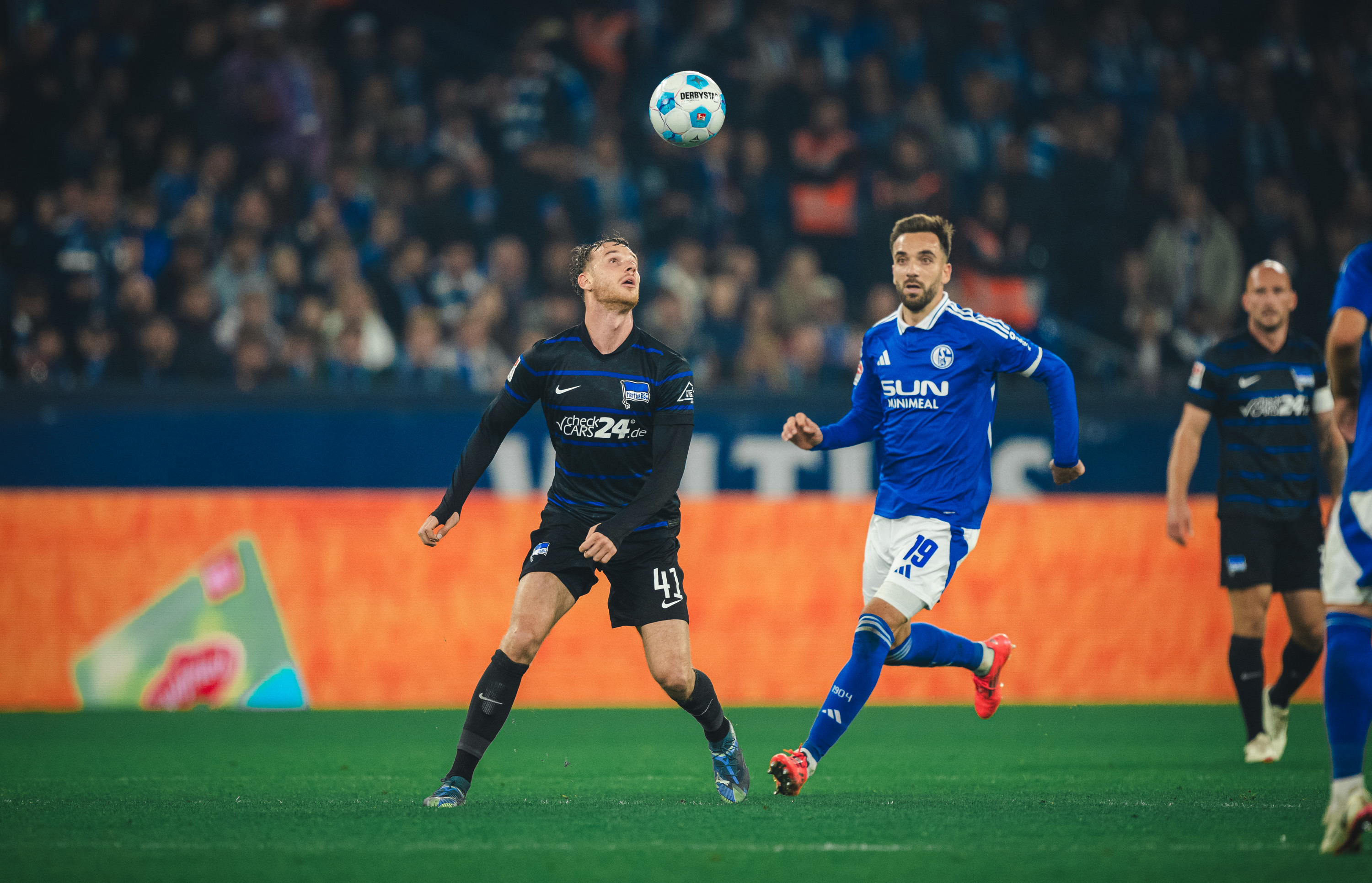 Pascal Klemens hat den Ball im Duell mit S04 im Blick.