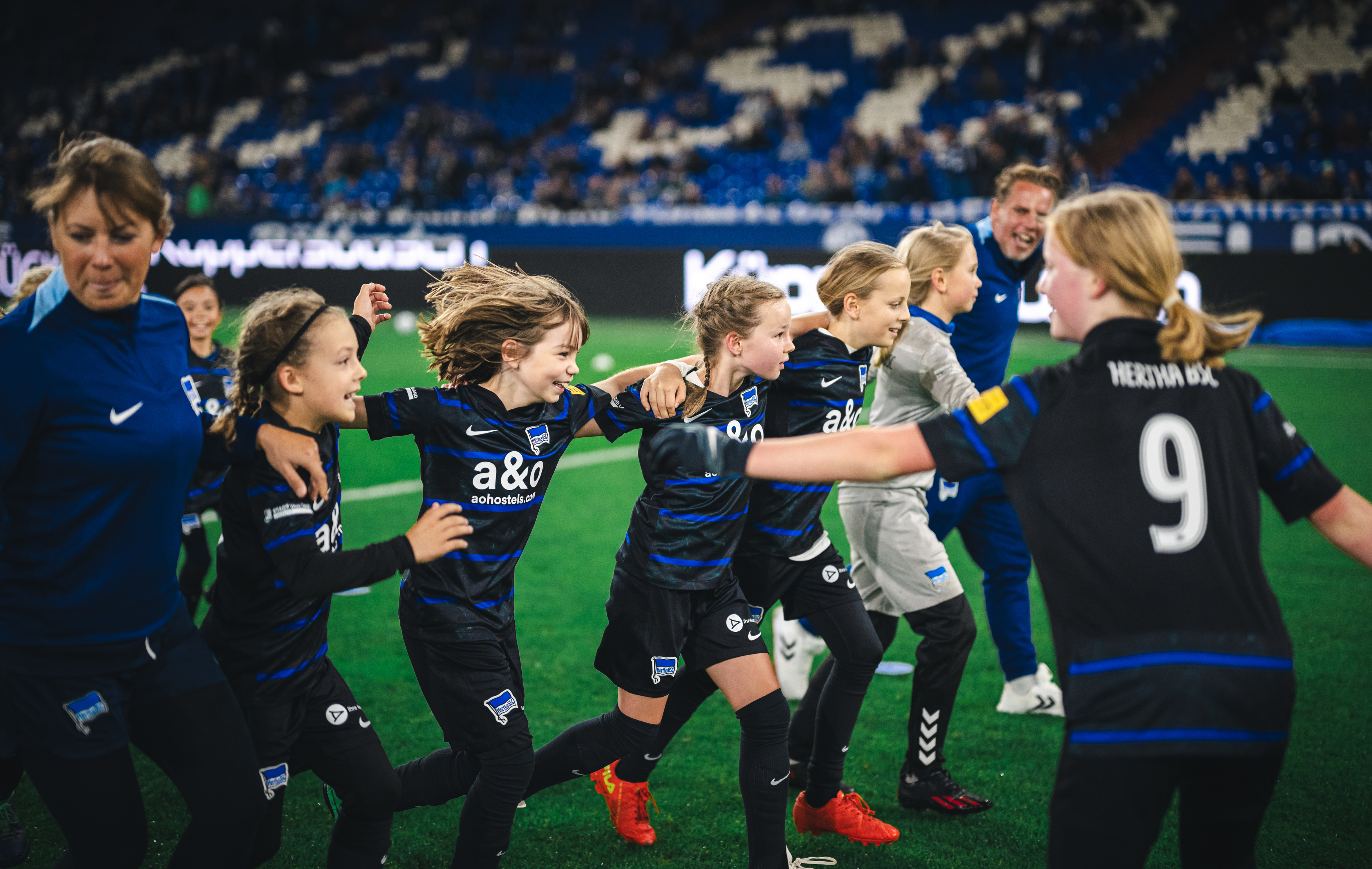 Unsere U11-Juniorinnen jubeln in der Arena auf Schalke.