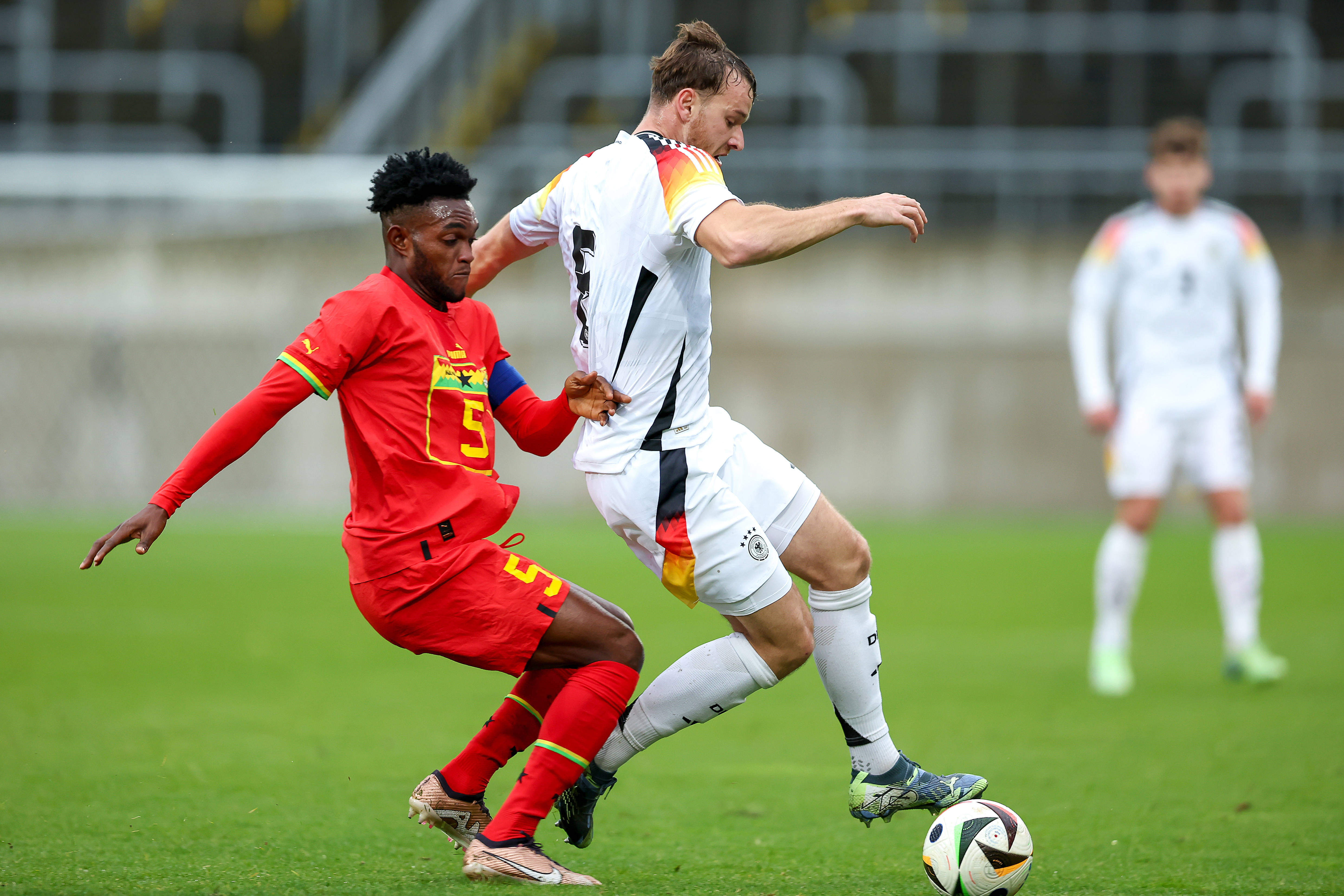 Pascal Klemens im Zweikampf mit einem ghanaischen Nationalspieler.