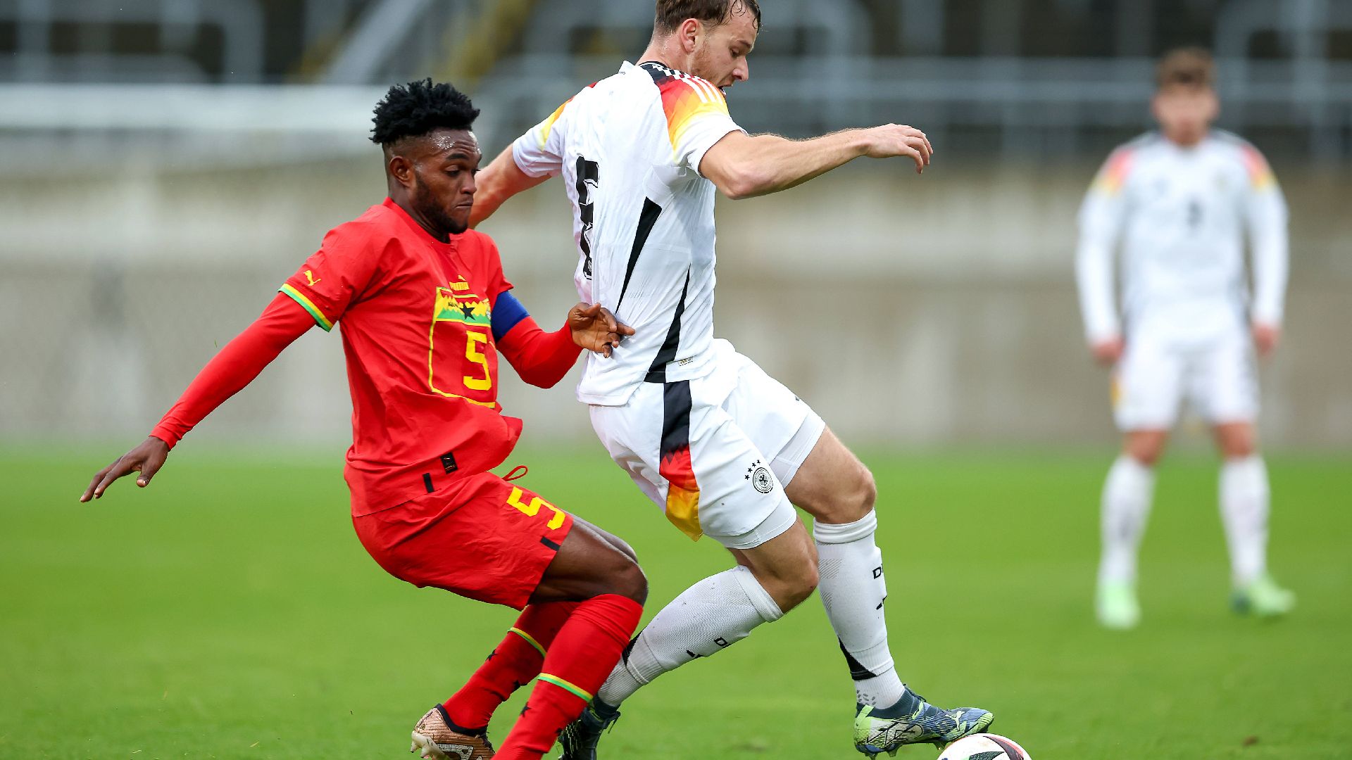 Pascal Klemens im Zweikampf mit einem ghanaischen Nationalspieler.